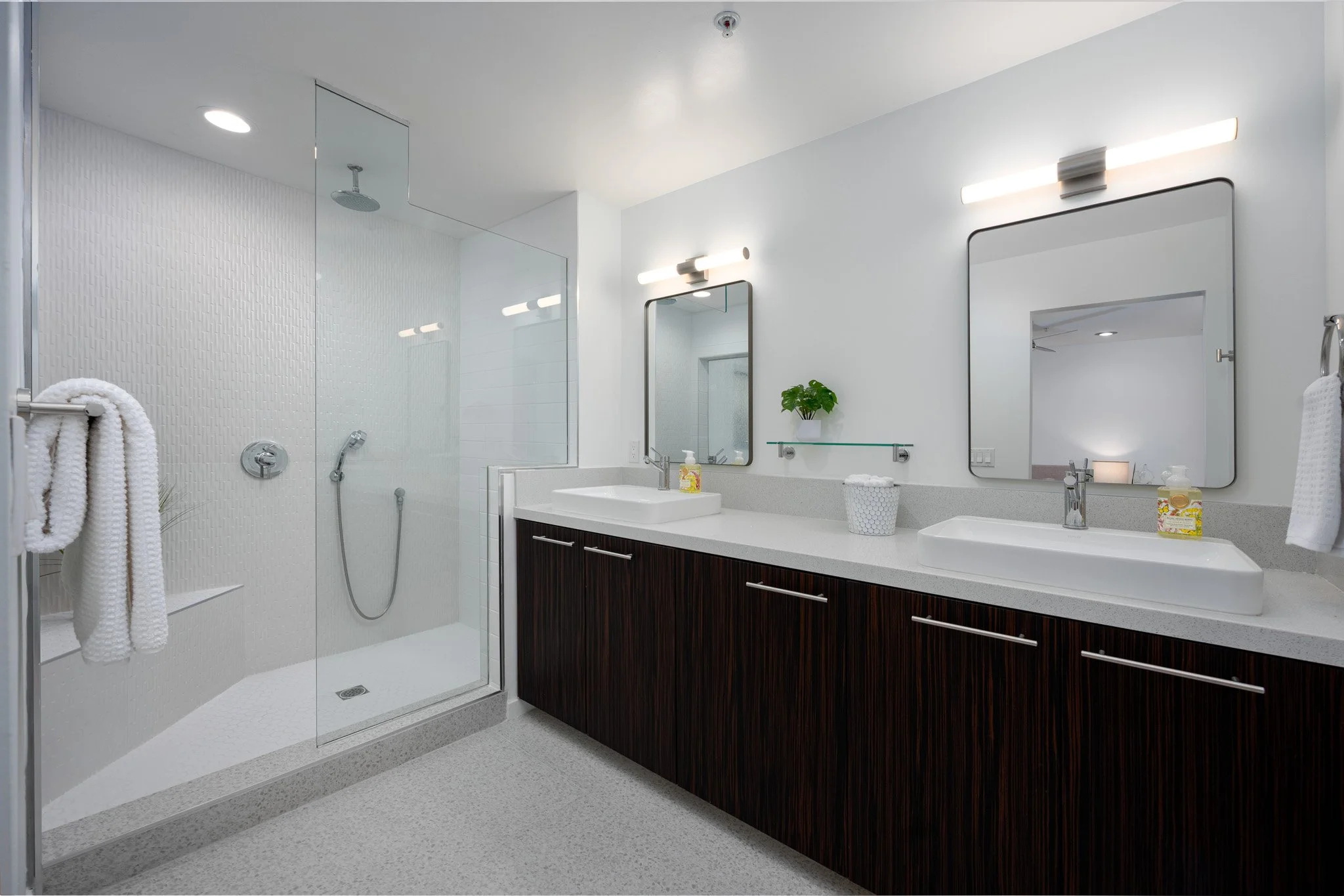 13 palm-springs-condo-bathroom-vanity-detail.jpg