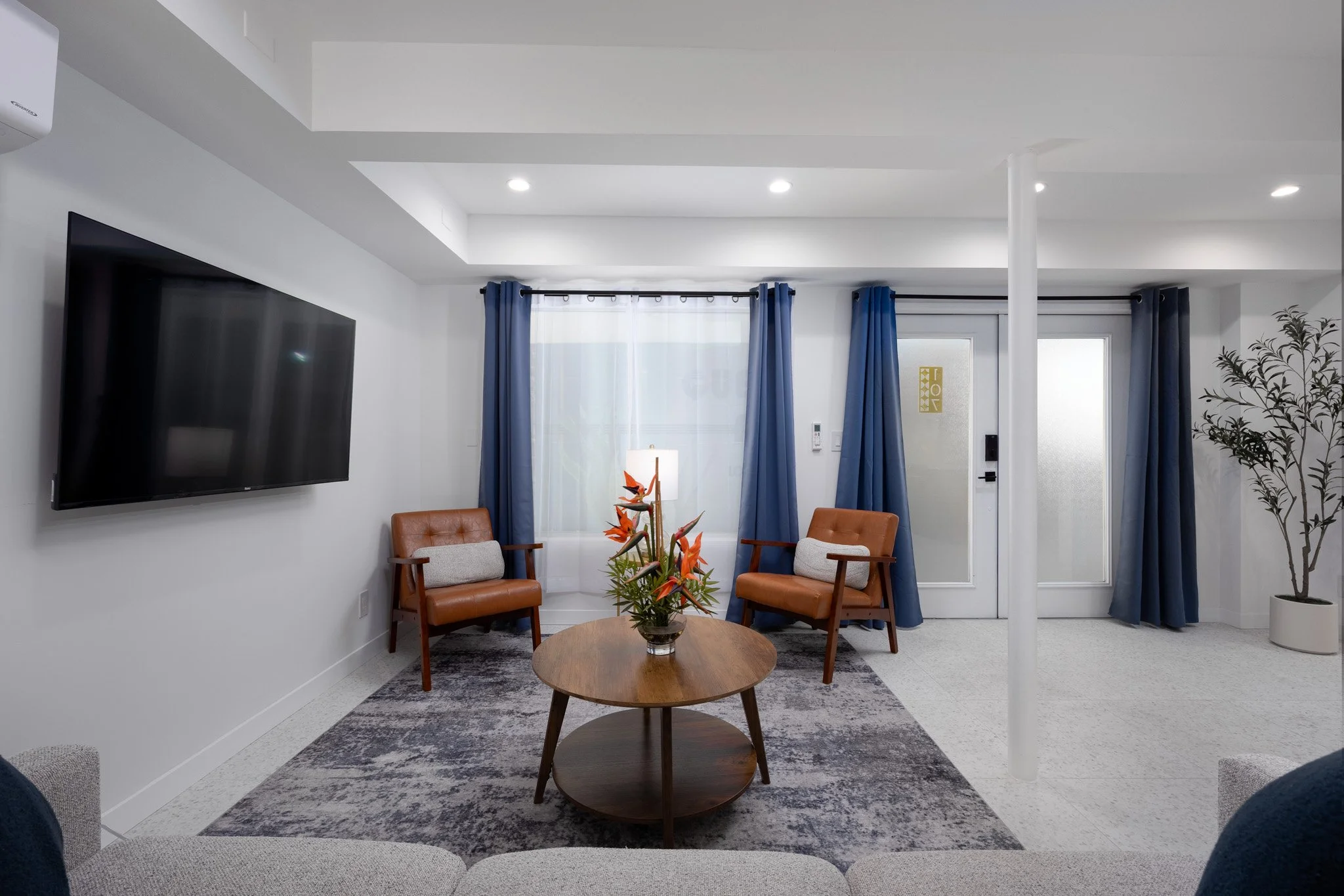 8  querencia-palms-unit-107-living-01-1-bed-1-5-bath-condo-tahquitz-river-estates-compass-real-estate.jpg