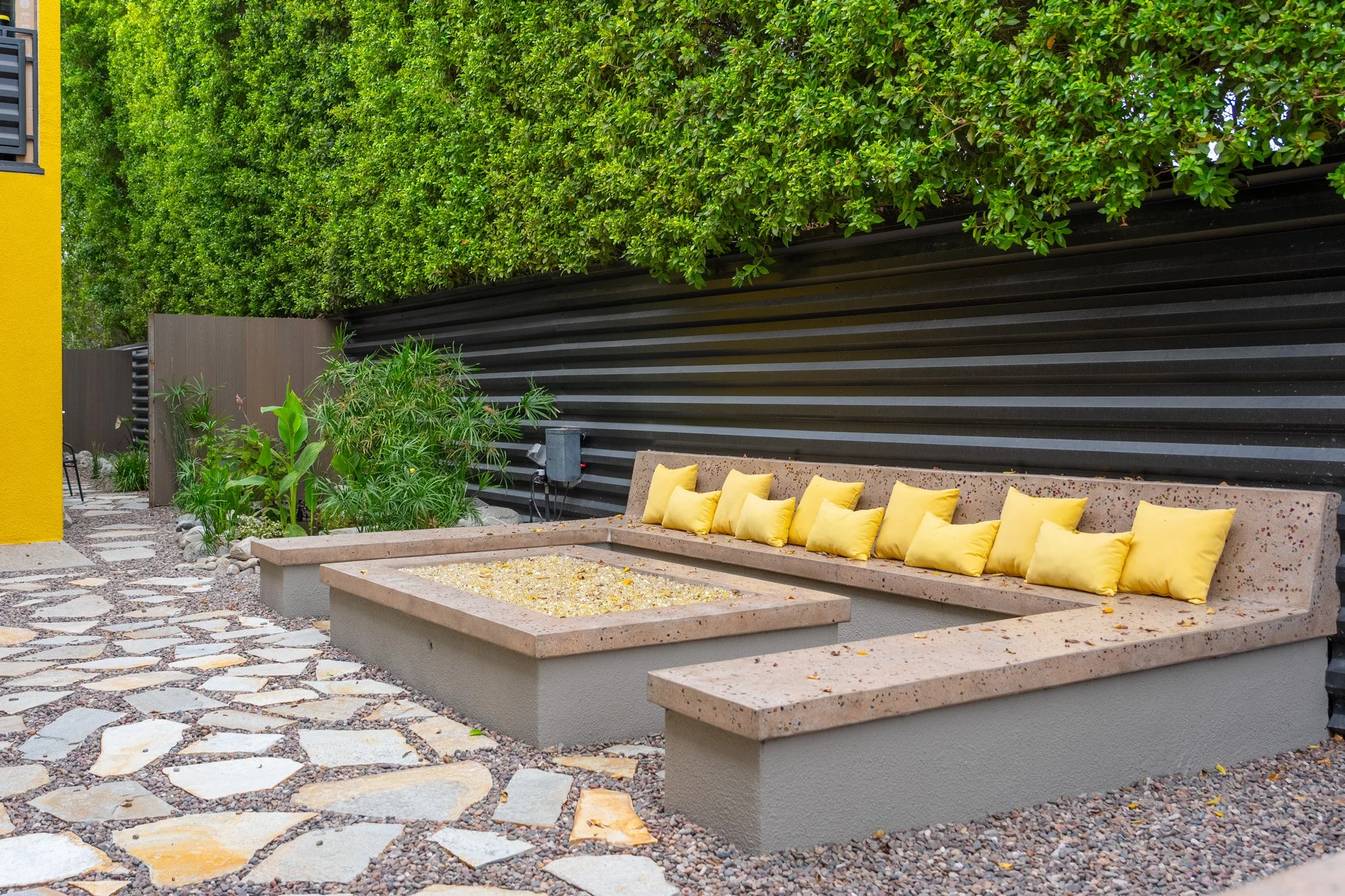 23c  outdoor-barbecue-and-dining-area-palm-springs-community.jpg