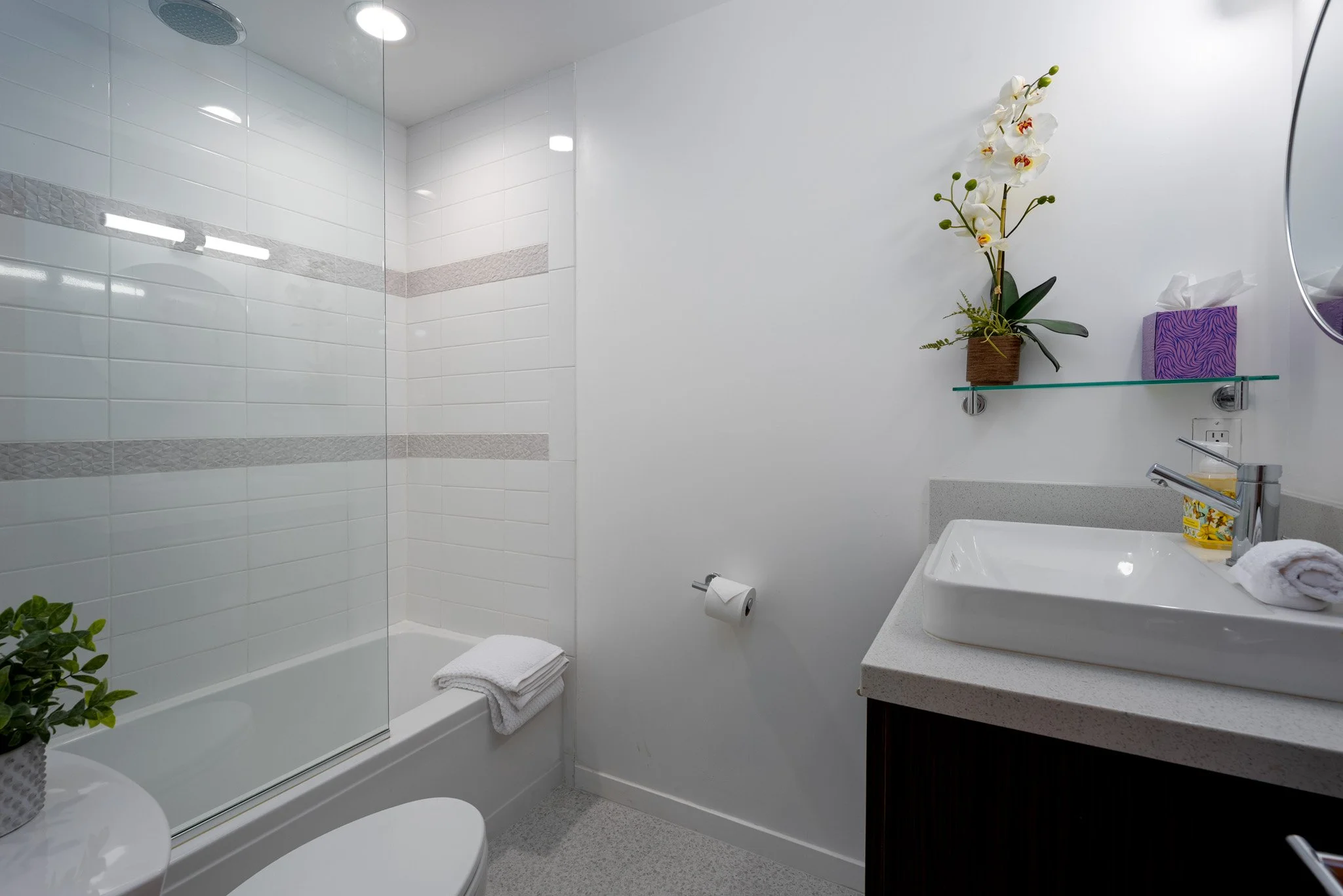 20 palm-springs-condo-primary-bath-vanity-querencia-palms.jpg