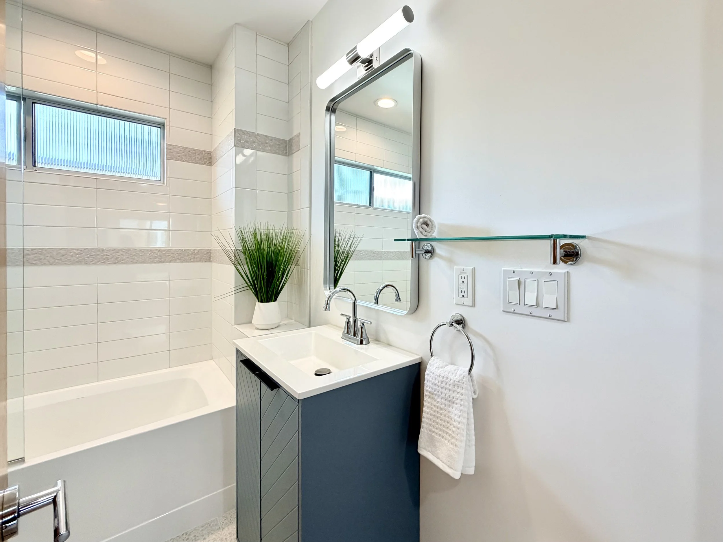 2. palm springs modern guest bathroomjpeg.jpeg