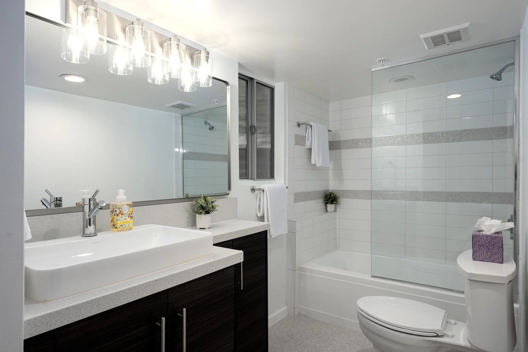 21 palm-springs-condo-primary-bathroom-2-bath-unit.jpg