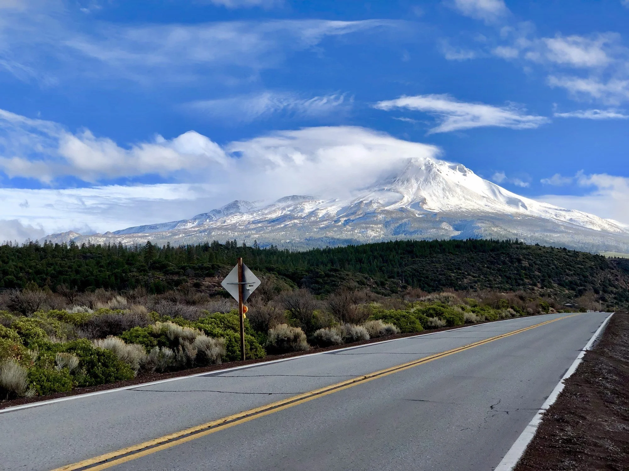 Vista del Monte Shasta desde el camino hacia el pueblo de Mount Shasta, CA