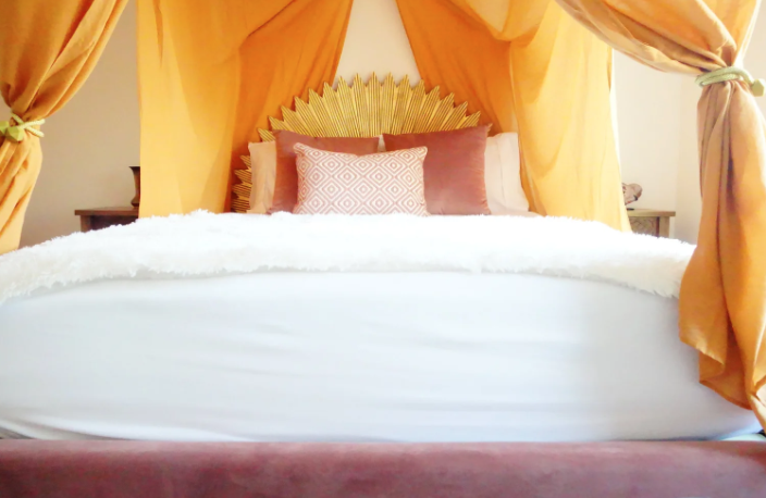 Private room with golden canopy at the Venusian
