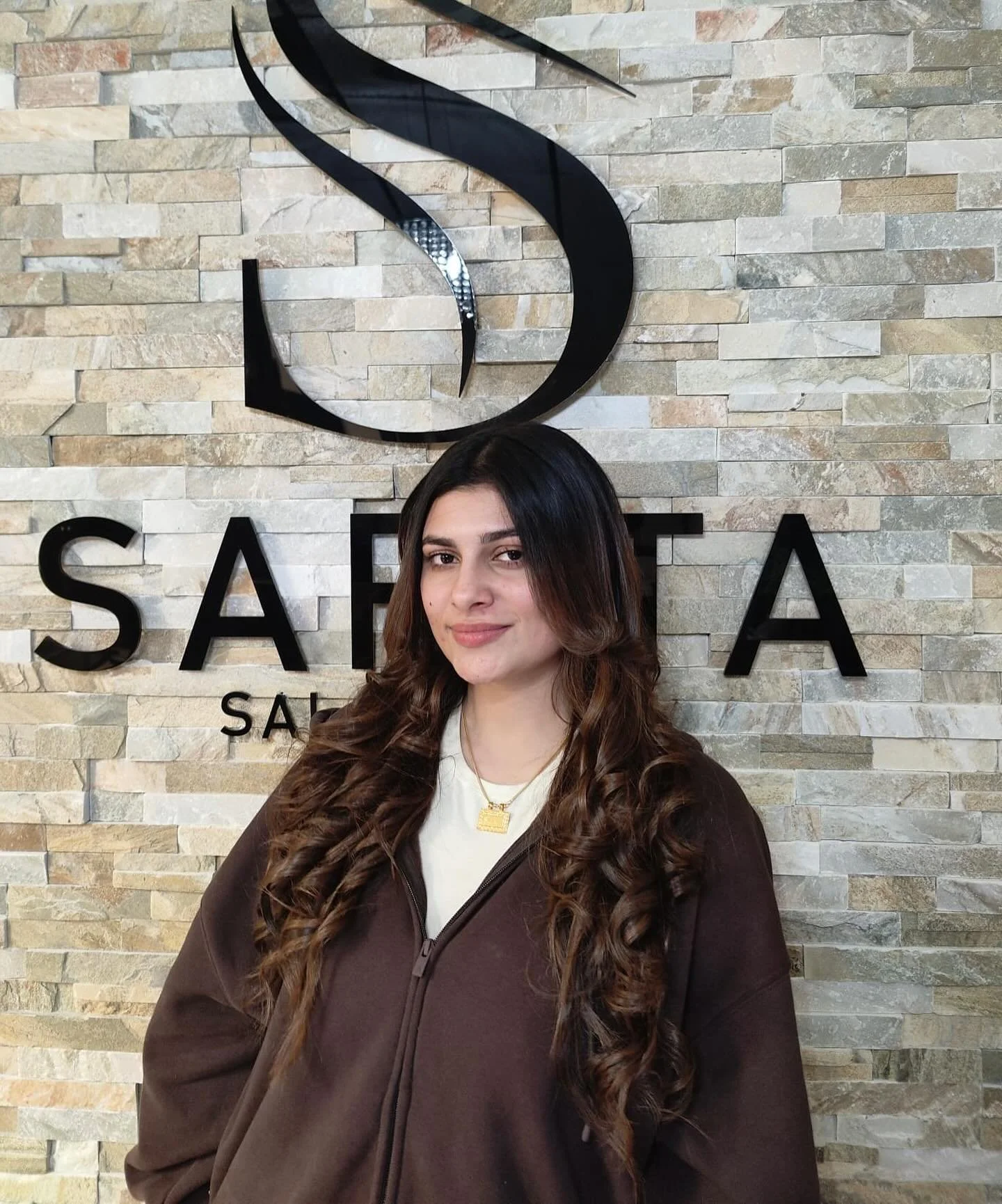 Nothing beats that post-blowout shine and freshly shaped brows. #haircut #freshblowout #eyebrows #hairstyles #londonontario #explore