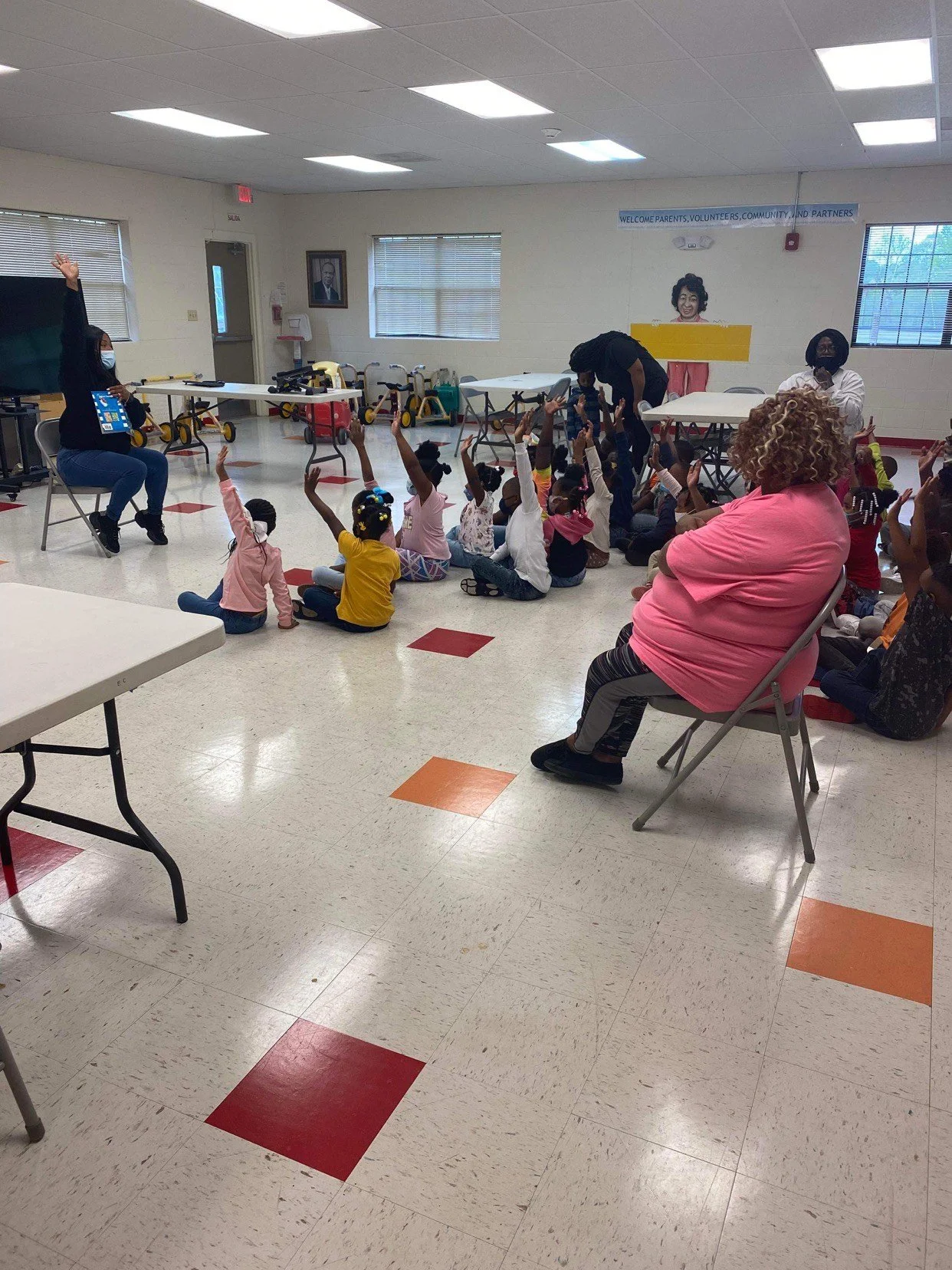 Keyshuna Cole reading to children at her local headstart.