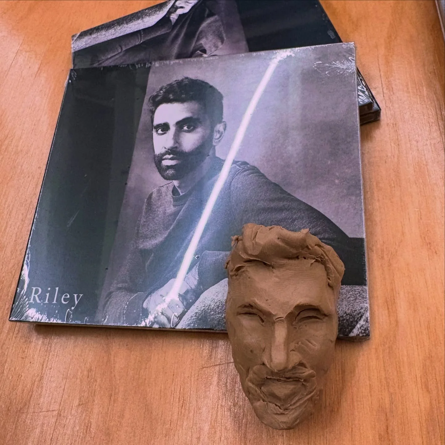 Fan sculpture last night in Omaha! Huge thanks to everyone who has joined us on this tour. Next stop, @blue_strawberry_stl in St. Louis!