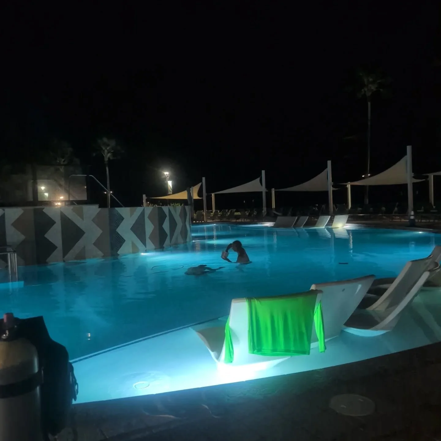 Mastering the art of underwater repairs. Saving water and saving clients money. Day or night. Commercial and residential. We get it done. 🥽🤿🩲🐬💧
#makapolūbuilders #plasterpatching #underwaterrepair #nativehawaiianwomanowned #swimmingpoolshawaii