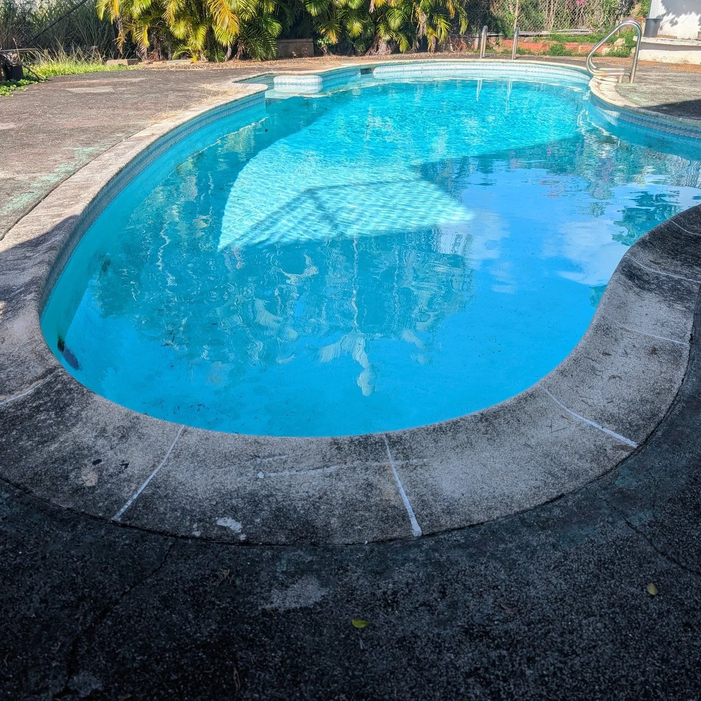 💦Classic pool renovation💦 Old plaster, waterline tile and concrete coping all removed and replaced with new. #makapolūbuilders #swimmingpoolshawaii#poolrenovation #nptquartzscapes#npttiles