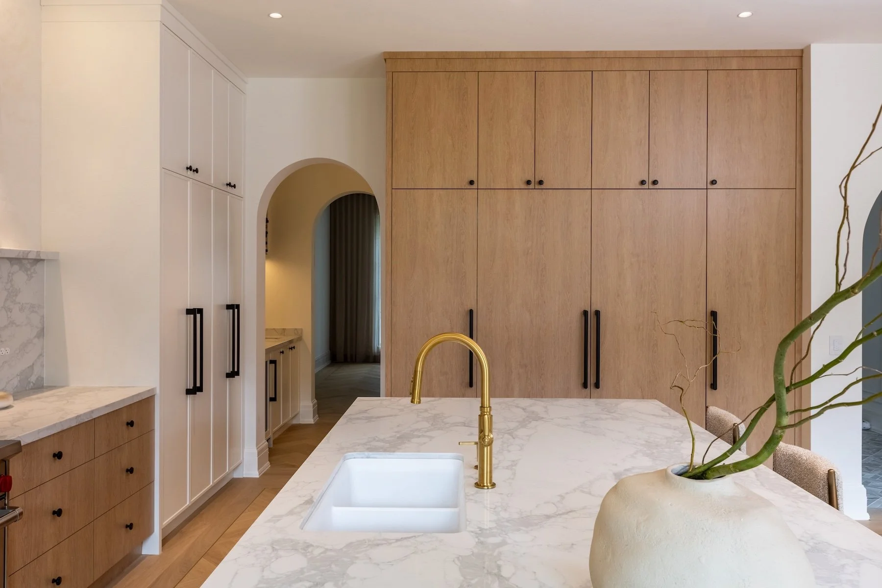 Arched wine bar nook with pendant light leading to dining room in Etobicoke home