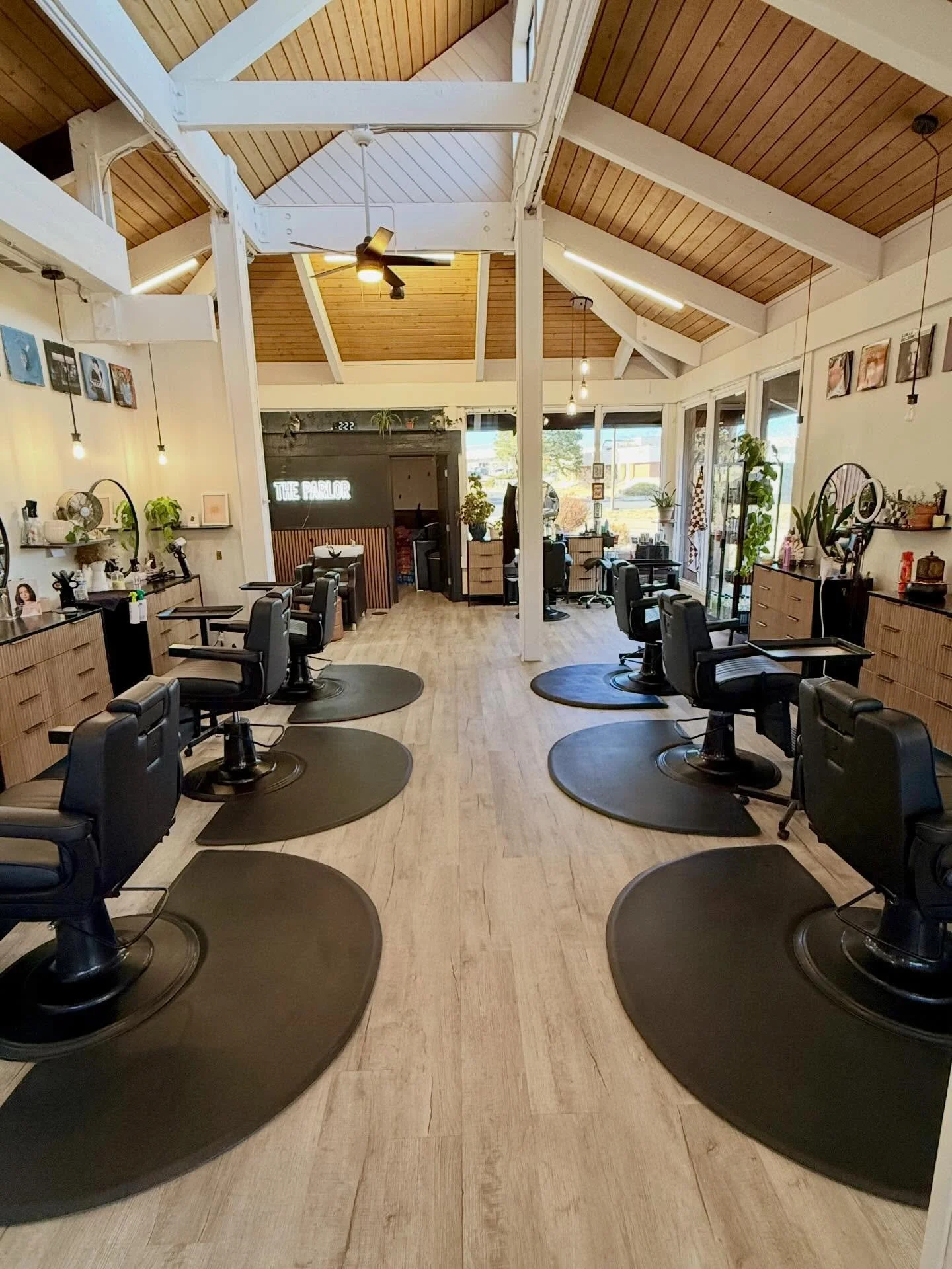 A little bit from a deep clean of a BEAUTIFUL salon &amp; barbershop. 🤩✂️ 🎀

I still have TWO spots open for recurring cleaning services for local business locations: salons/shops, small storefronts, and offices! Visit optimalprimecleaningllc.com/s