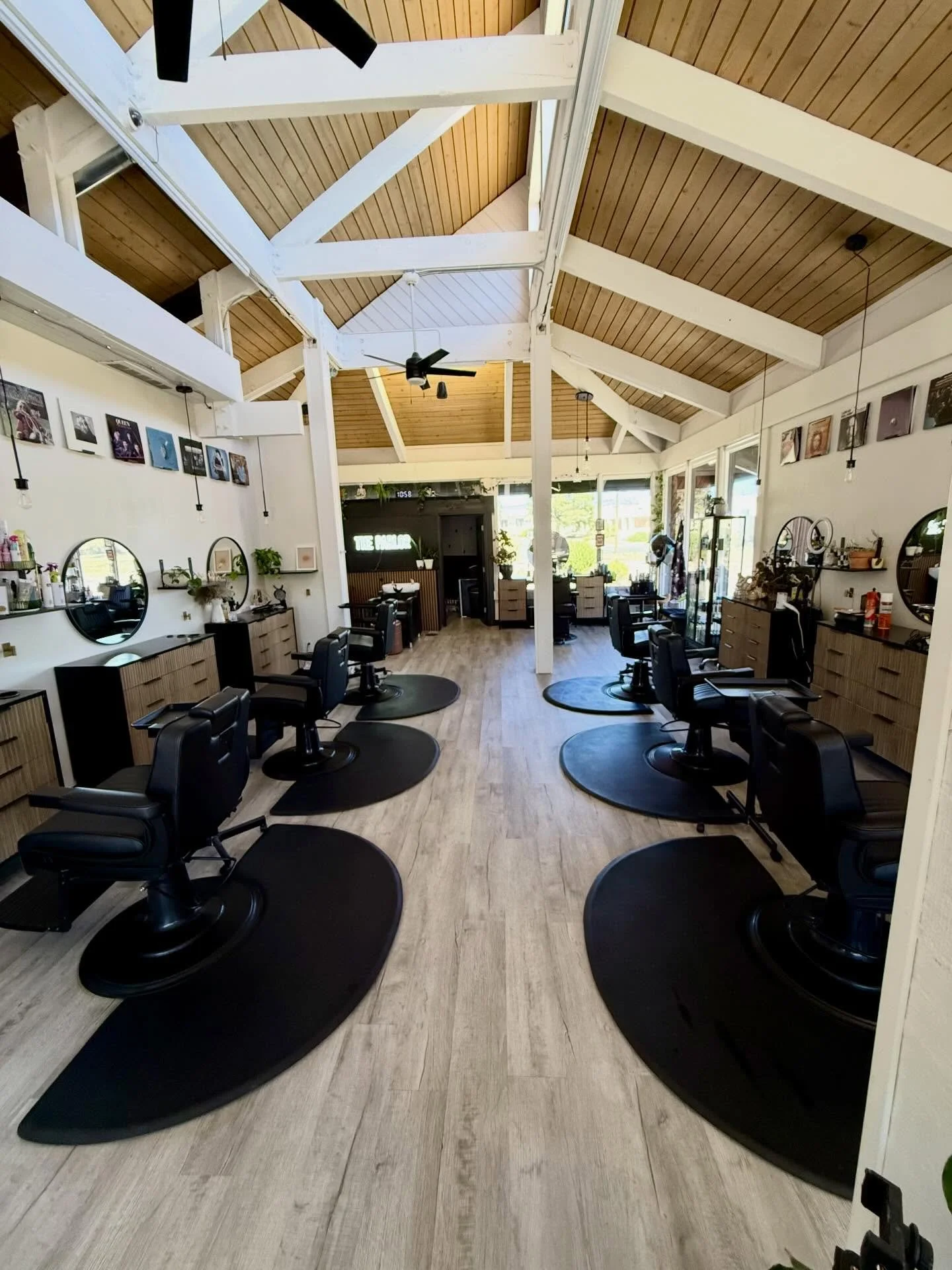 Cleaning this salon always gives me the best dopamine hit 😂🙌🏾🫧 

#ColoradoSprings #commercialcleaning #supportsmallbusiness