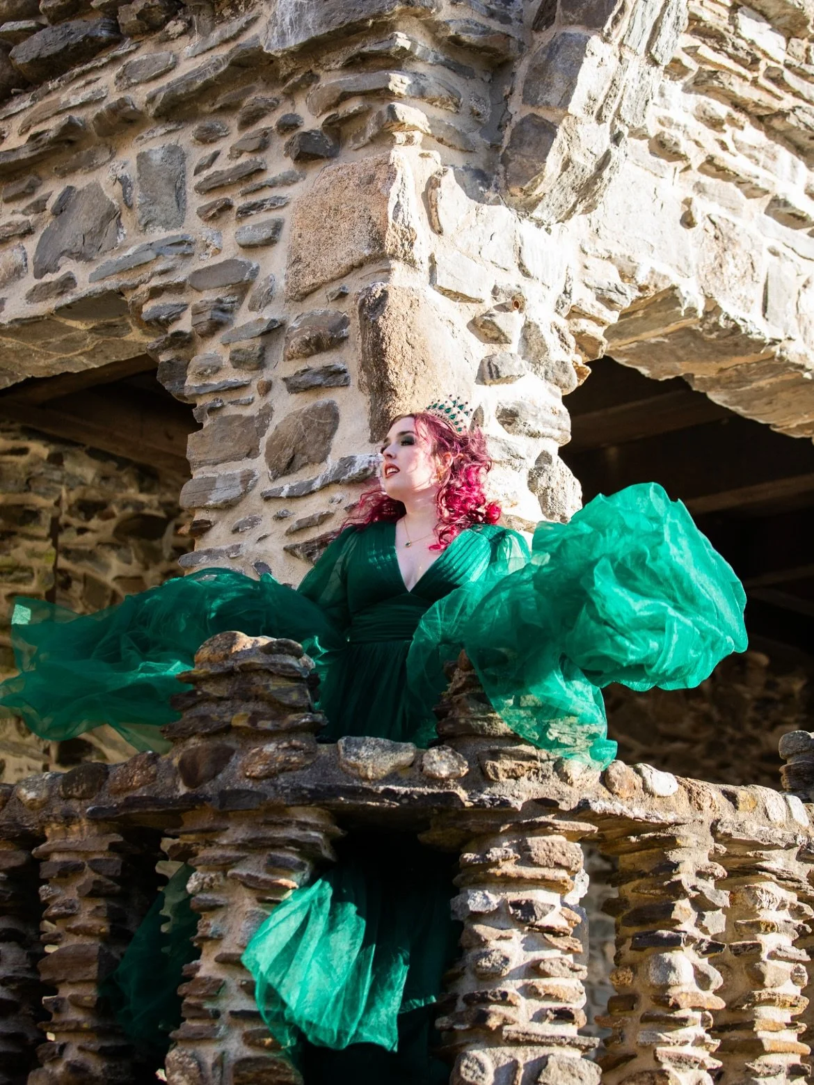 Fantasy friends, @sam.traunfeld has a new book out today! She is also doing a signing on November 29th at @theenchantedviolet in Southington, CT! Sam and I first met at a masquerade by @bookmarkedevents.socialclub (their next ball is Feb 15th!) earli