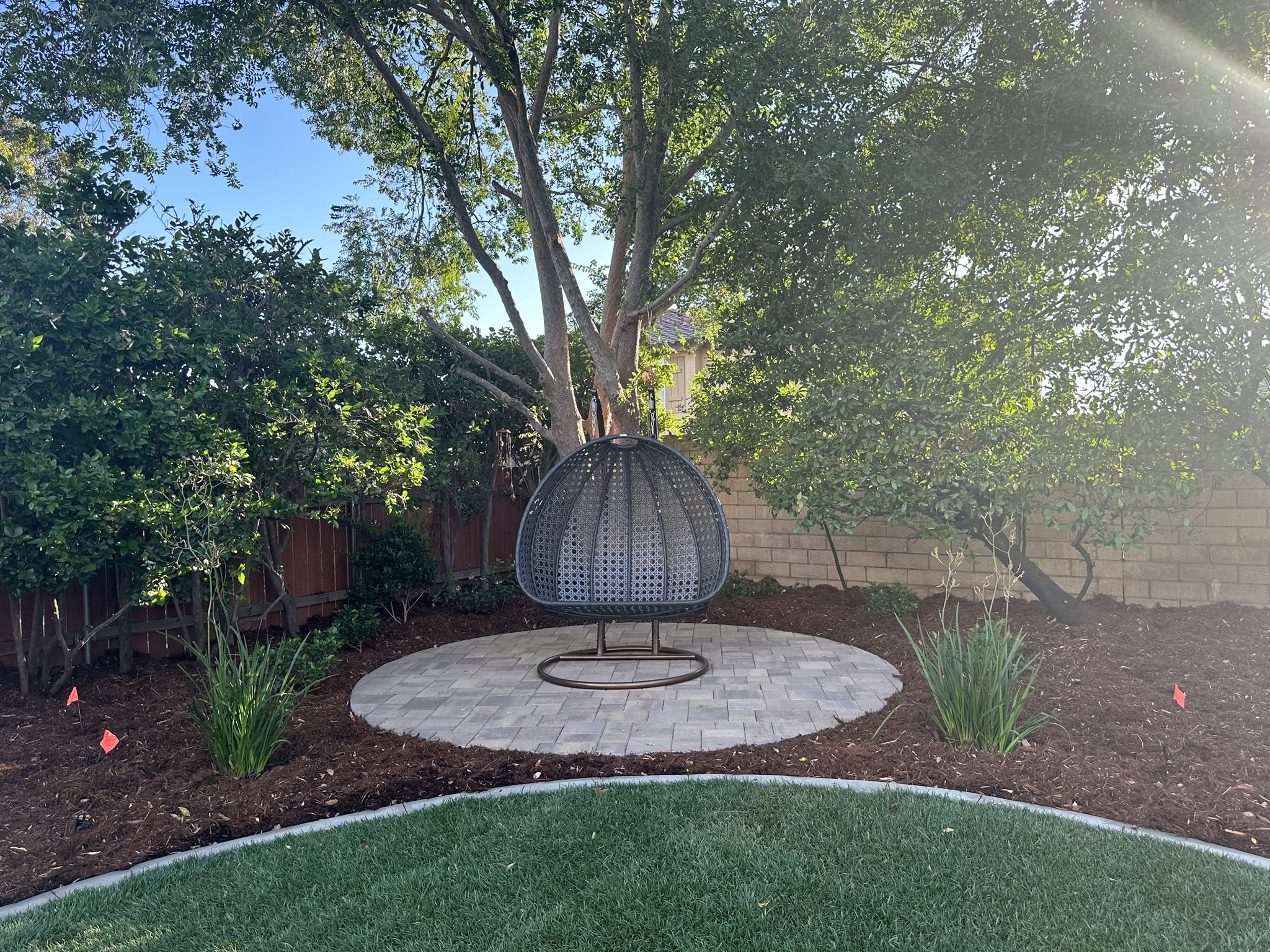 PAVERS & OUTDOOR LIVING | A garden retreat with a circular paver seating area and surrounding planting.