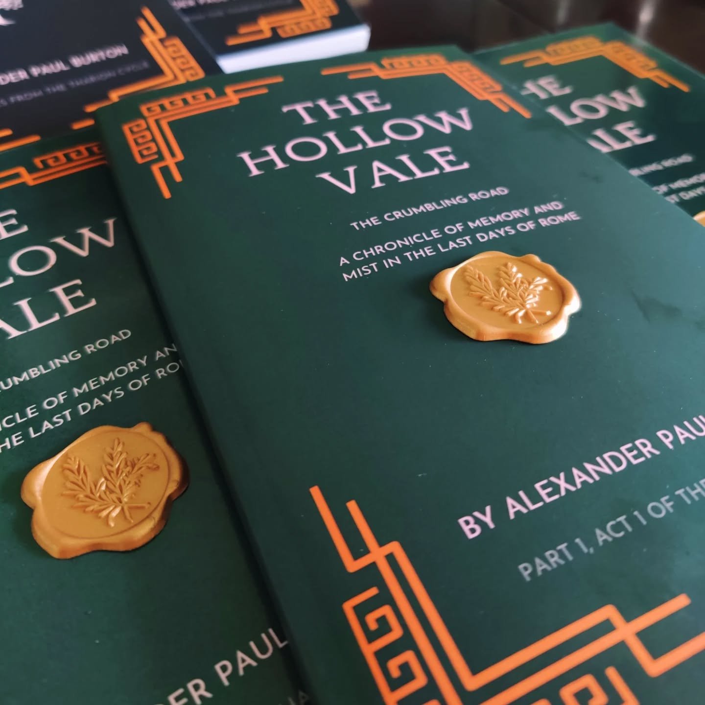 New Wax Seals for The Hollow Vale Act I, II and III! 

Very excited to see this on shelves ✅👌🍾