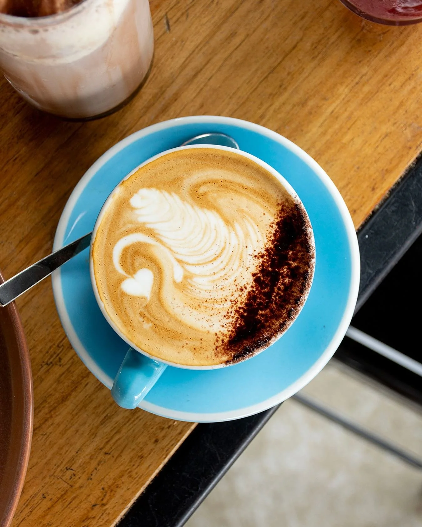 A cappuccino a day keeps the grey skies at bay ☁️☕️

Frothy, chocolate-dusted, and made just how you like it , our caps are the unofficial mascot of winter mornings in Aireys. Best enjoyed with a cinnamon bun, a flaky pastry, or just your own good co