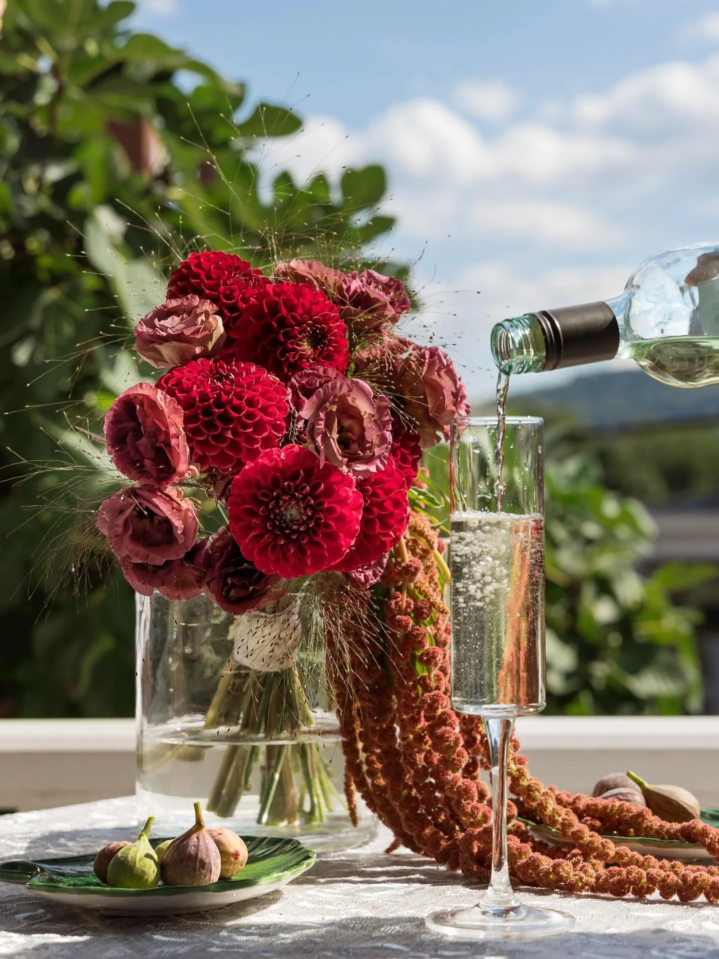 Sneak peeks of my flower play date with @shannonmcgowanphotography ✨ using all locally grown flowers from @blueridgeflowerexchange! &amp; of course the most delish cake from @eviesbistroandbakery ft. figs from my yard. 🥹 

Can&rsquo;t wait to share 