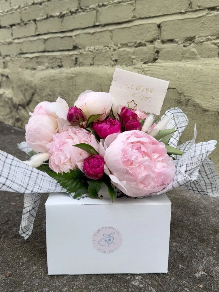 The cutest girliest drop off for a sweet friend at @heathersplacesalon, now open downtown on Kirk 💖💇🏻&zwj;♀️

fluffy peonies, hydrangeas, &amp; bunny tails ft. the CUTEST cards with my logo handwritten from @writetoyourmom 🥹🫶🏼