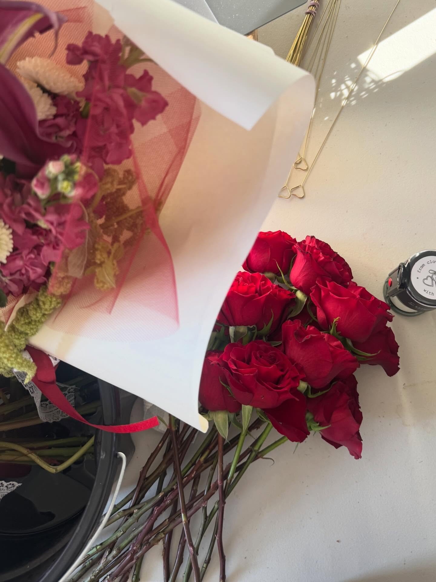 The most fun vday 🏹🌹 ft. my little helper 

thank you for preorders, making your own, or letting me drop off flowers for you. My heart is full. &hearts;️ 

xoxox 💌