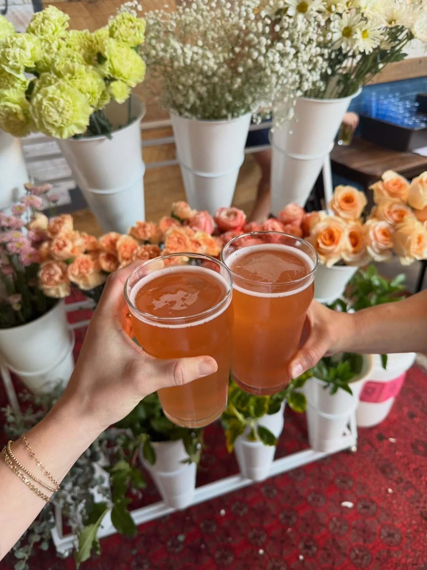 Had such a blast at @biglickbrewingco yesterday 💐🤝🏼 🍻 swipe to see my little helper Charlie 🥹

Keep the bouquet bar in mind to rent for parties and showers ✨💖