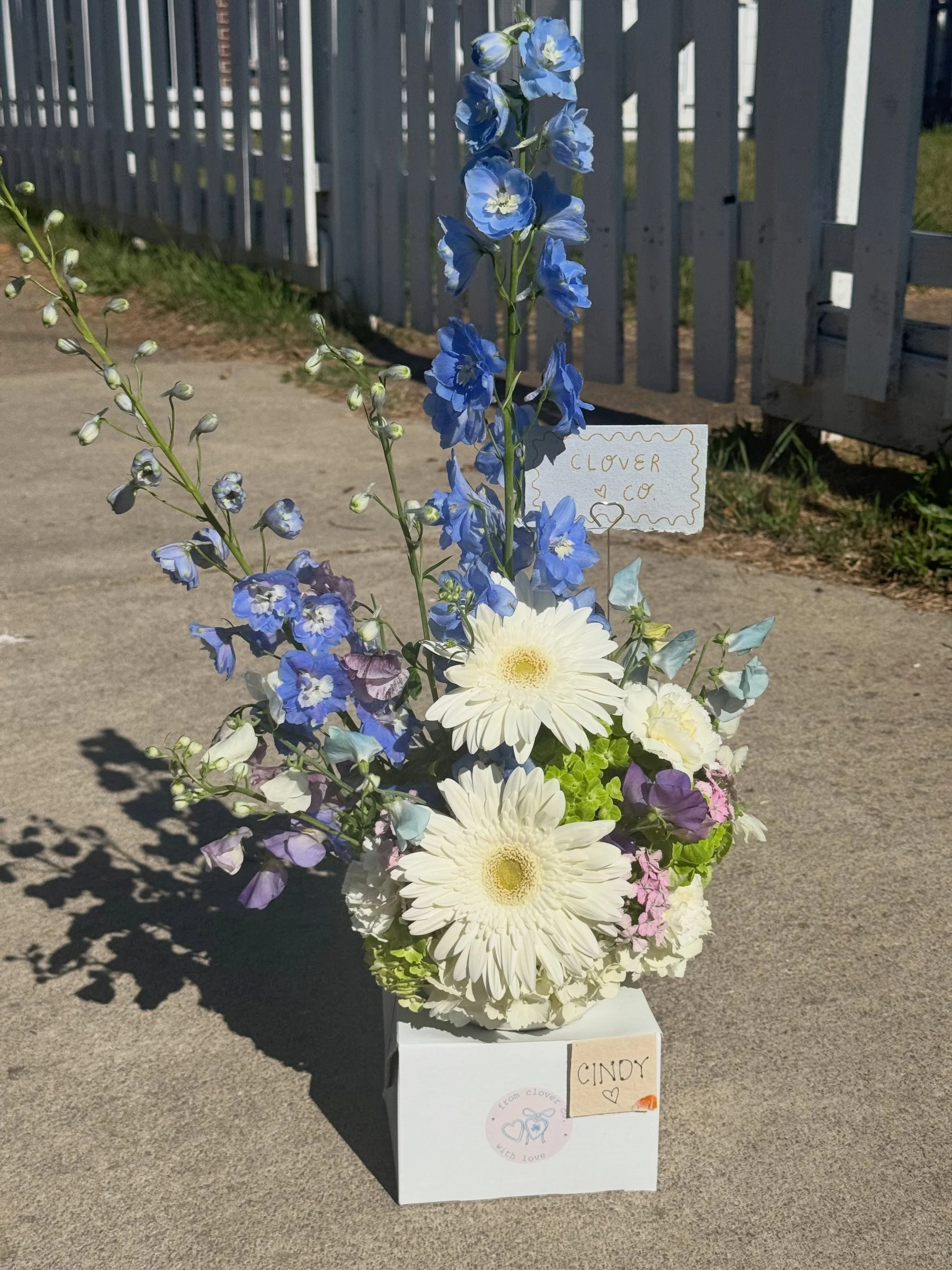 last little Mother&rsquo;s Day arrangement to close out the weekend 🪻

Feeling so thankful to be busy creating with flowers. now I&rsquo;m going to hang out with my own momma and REST 🌺🌼💖