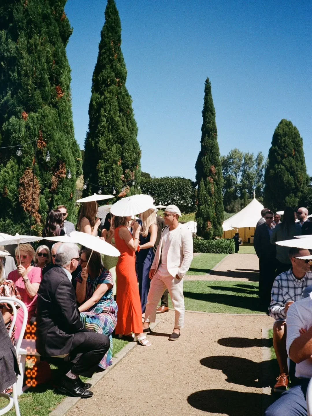 Always love the anticipatory buzz just before the ceremony begins ✨️ 
.
📷 @weddingsbykimberley #M&amp;G #wedbyren&eacute;e