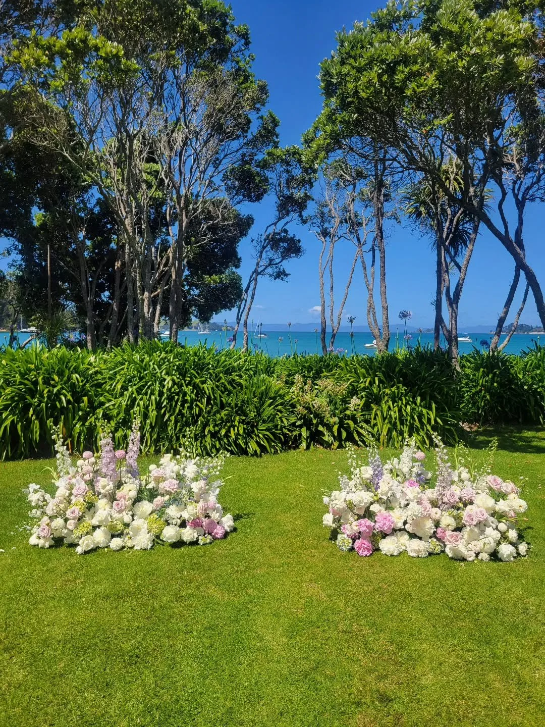 Two stunning weddings this weekend, and I'm just as in love with this job as ever 💕
.
.
.
.
.
#wedbyren&eacute;e #craftingceremonies #withlove #celebrant #celebrants #celebrantlife #waihekeisland #weddingreadings #waihekeislandwedding #waihekecelebr