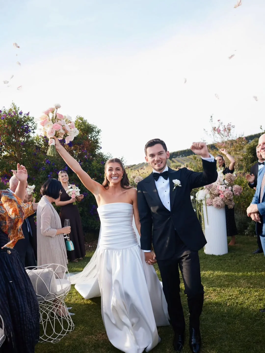 The Bradshaws. Full stoke✨️
.
📷 @jonnyscottphoto
💐 @madameflorist.waiheke
