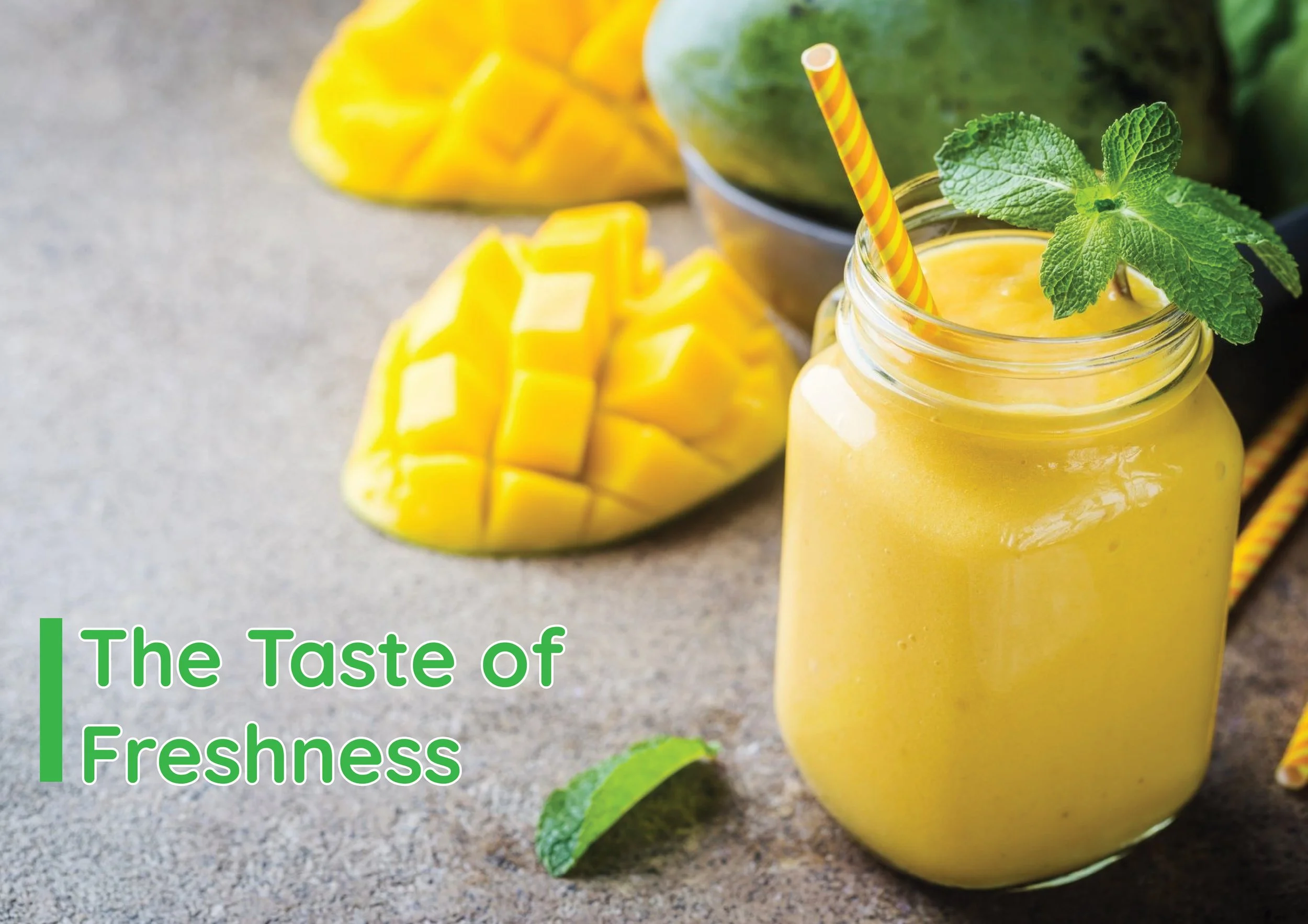 Mango parçaları ve nane yaprağı ile süslenmiş mango smoothie kavanozu; kavanozda sarı bir pipet var; "The Taste of Freshness" yazısı bulunuyor.