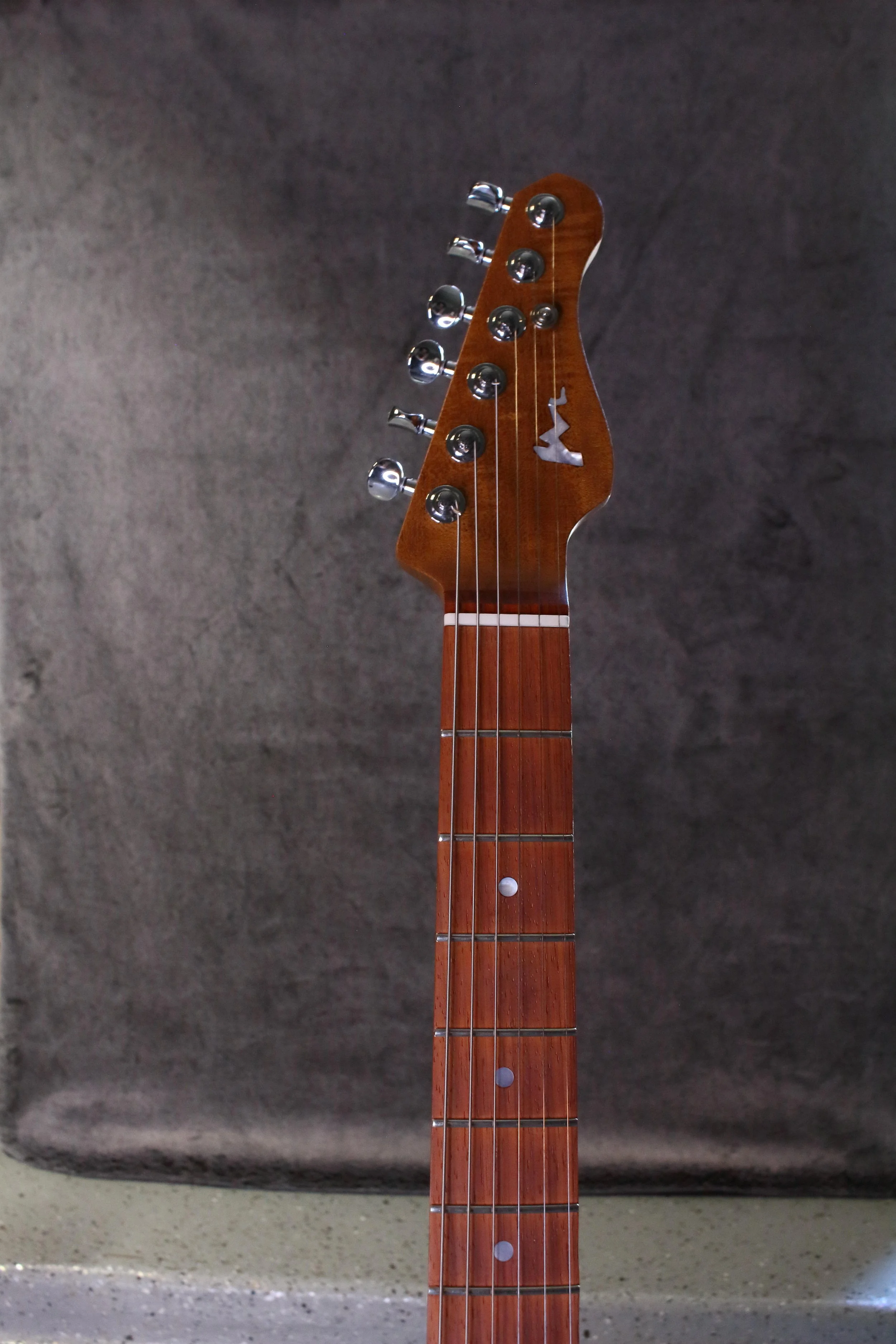 headstock-t-traditional-myers-luthier-electric-guitar.jpg