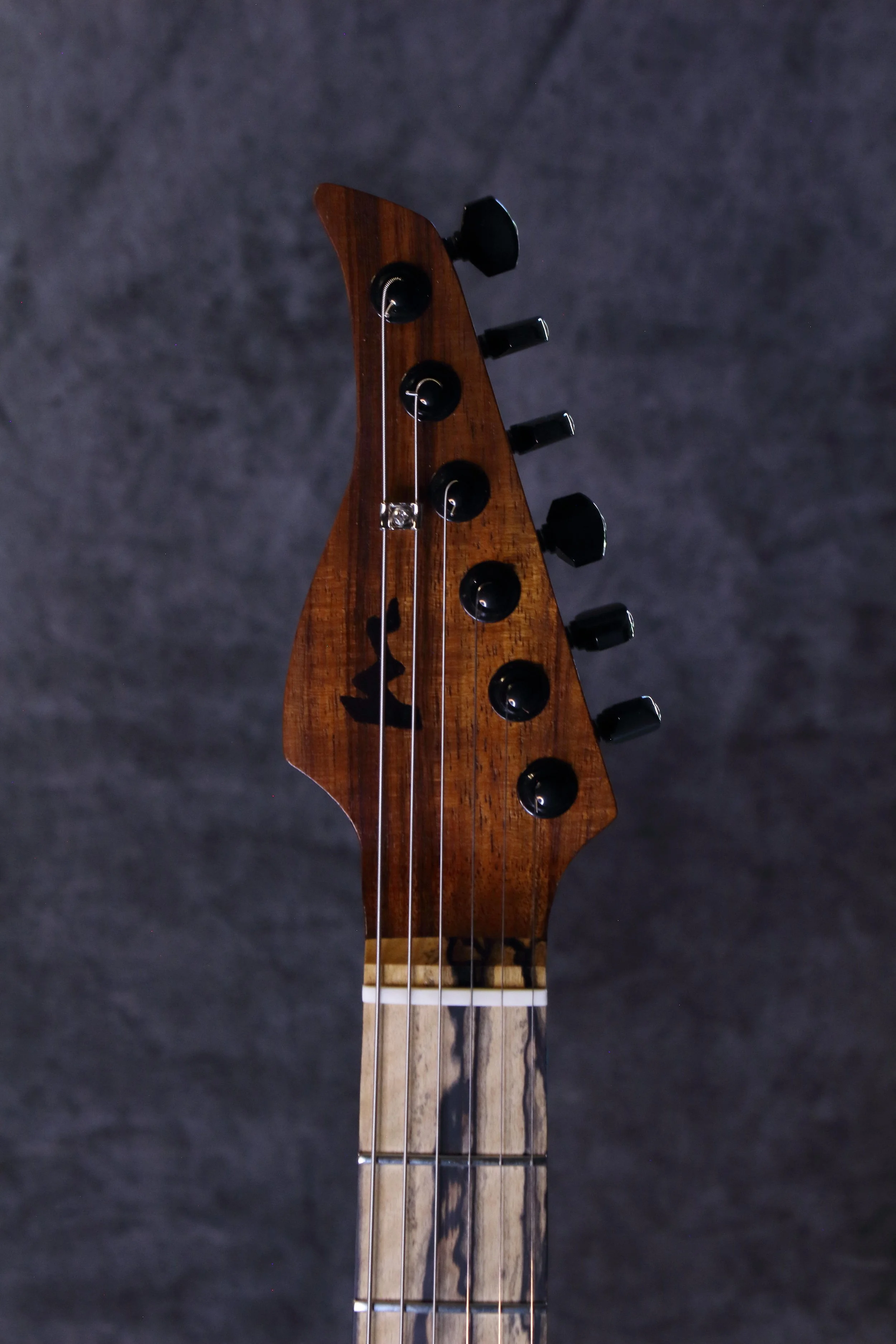front-close-headstock-myers-luthier-electric-guitar.JPG