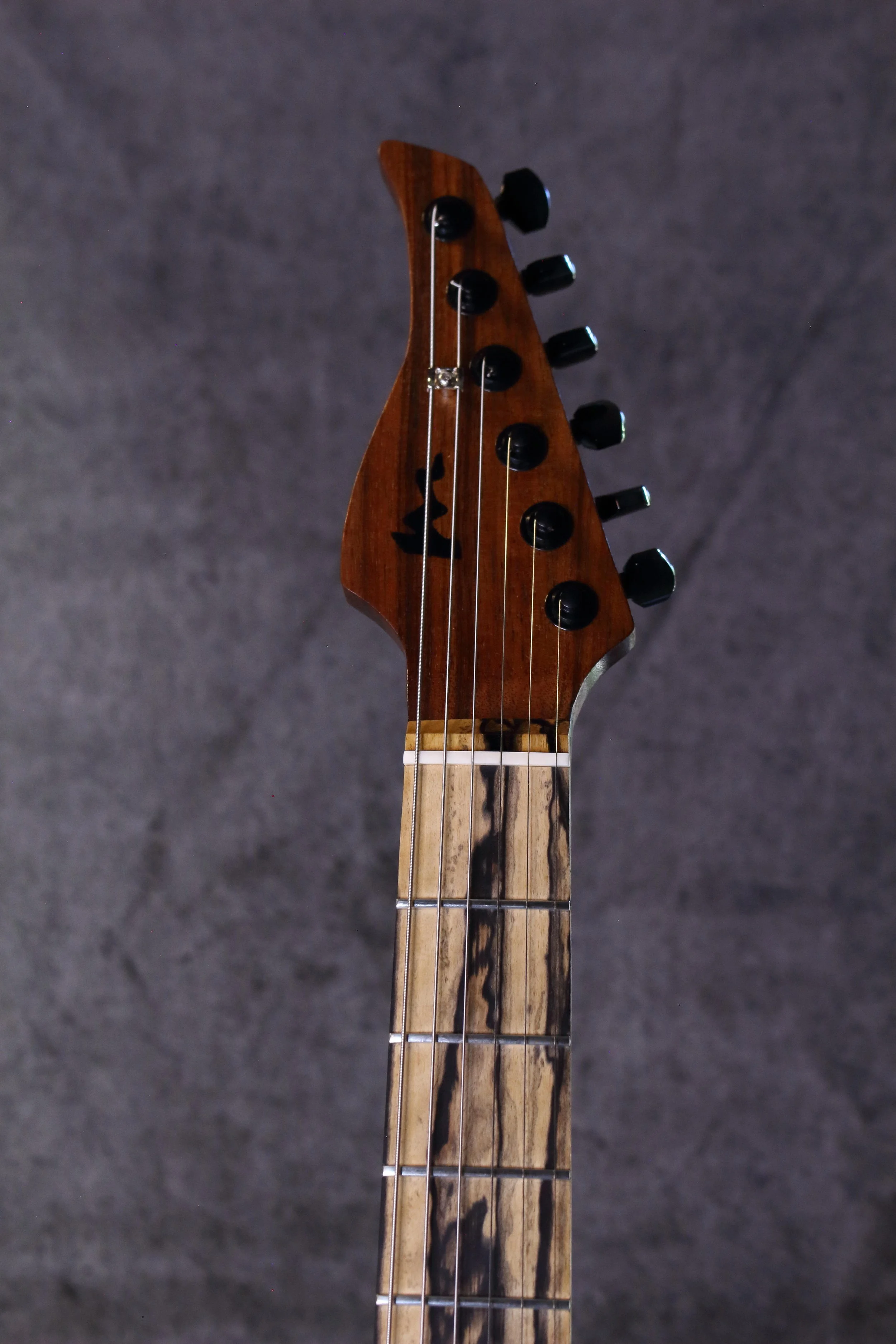 front-close-headstock-2-myers-luthier-electric-guitar.JPG