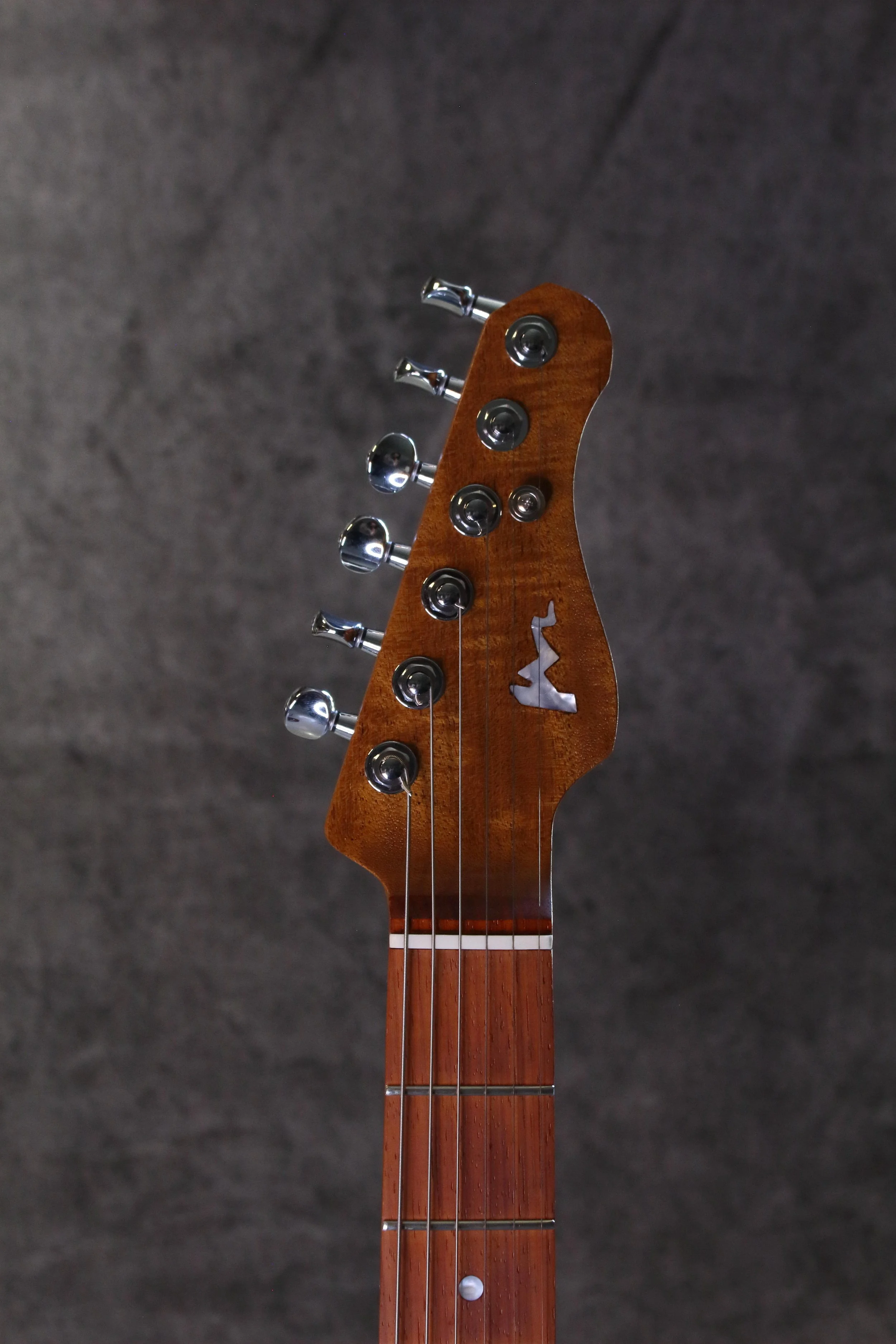 headstock-close-t-traditional-myers-luthier-electric-guitar.jpg