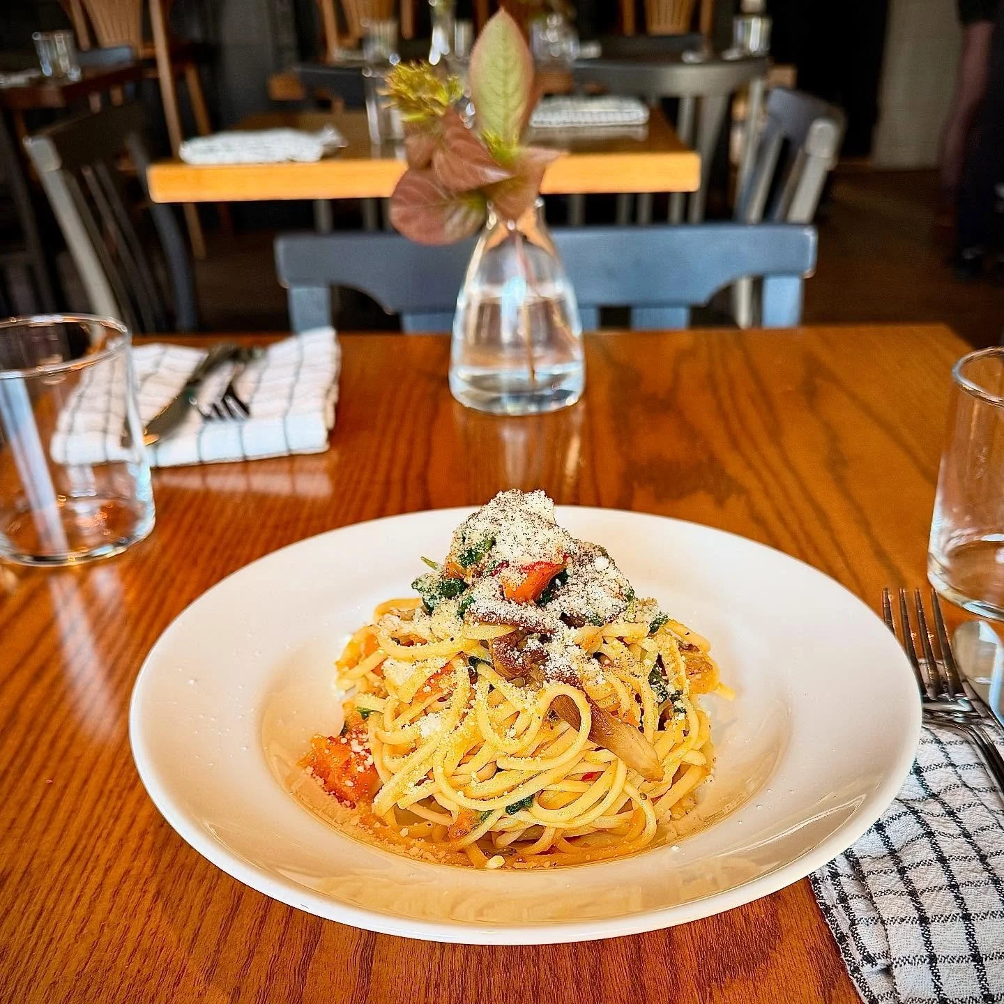 NEW NEW NEW 

Linguini d&rsquo;automne, on a de la courge r&ocirc;ti, on a des champignons pleurotes bleues de &amp;
@champignonsduversant (Val Morin) chili, ail, sauge 🍂