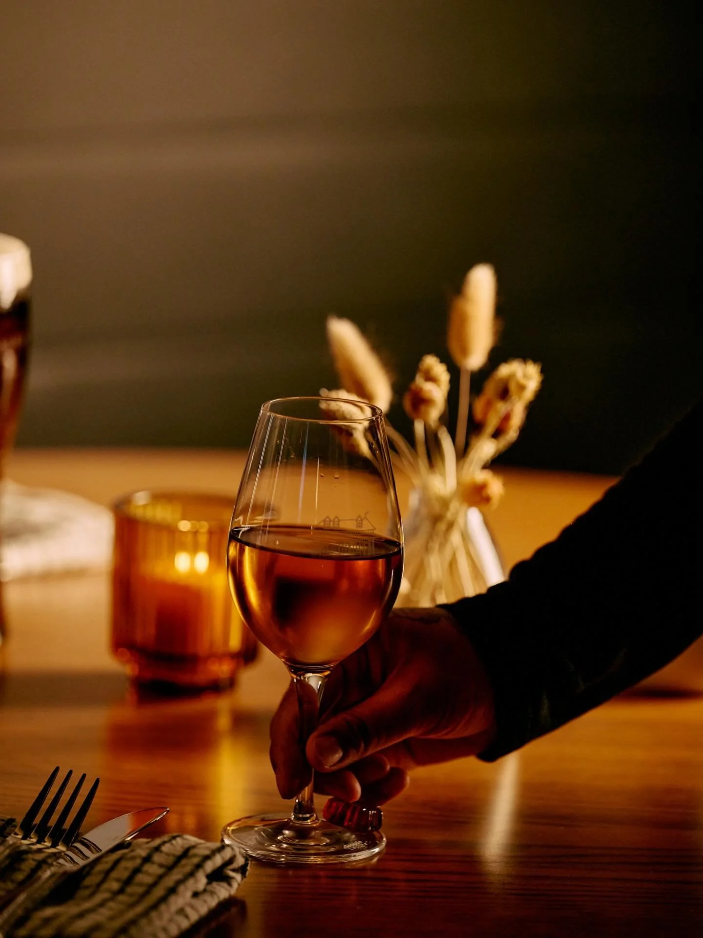 Il neige, Mactaverne sert du vin &agrave; c&ocirc;t&eacute; d&rsquo;un feu. Il est vendredi et tu veux s&ucirc;rement pas cuisiner&hellip; on comprend. On est l&agrave; pour vous ❤️ Mike, notre chef, lui, il adore cuisiner. Venez donc souper chez nou