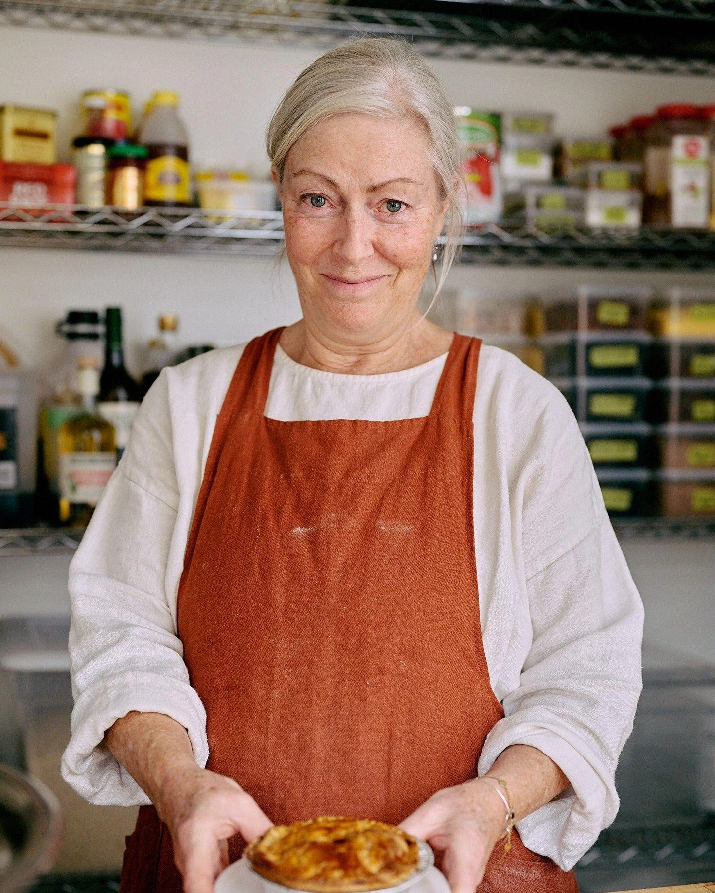 Pour nous, l'hospitalité n'a pas commencé dans un restaurant.
Elle a commencé à la maison.

Tout ce que nous savons, nous l'avons appris de notre mère, Lynne.

C'est le genre de personne qui se met toujours en dernier, qui remarque discrètement les petites choses, qui se souvient de ce qui