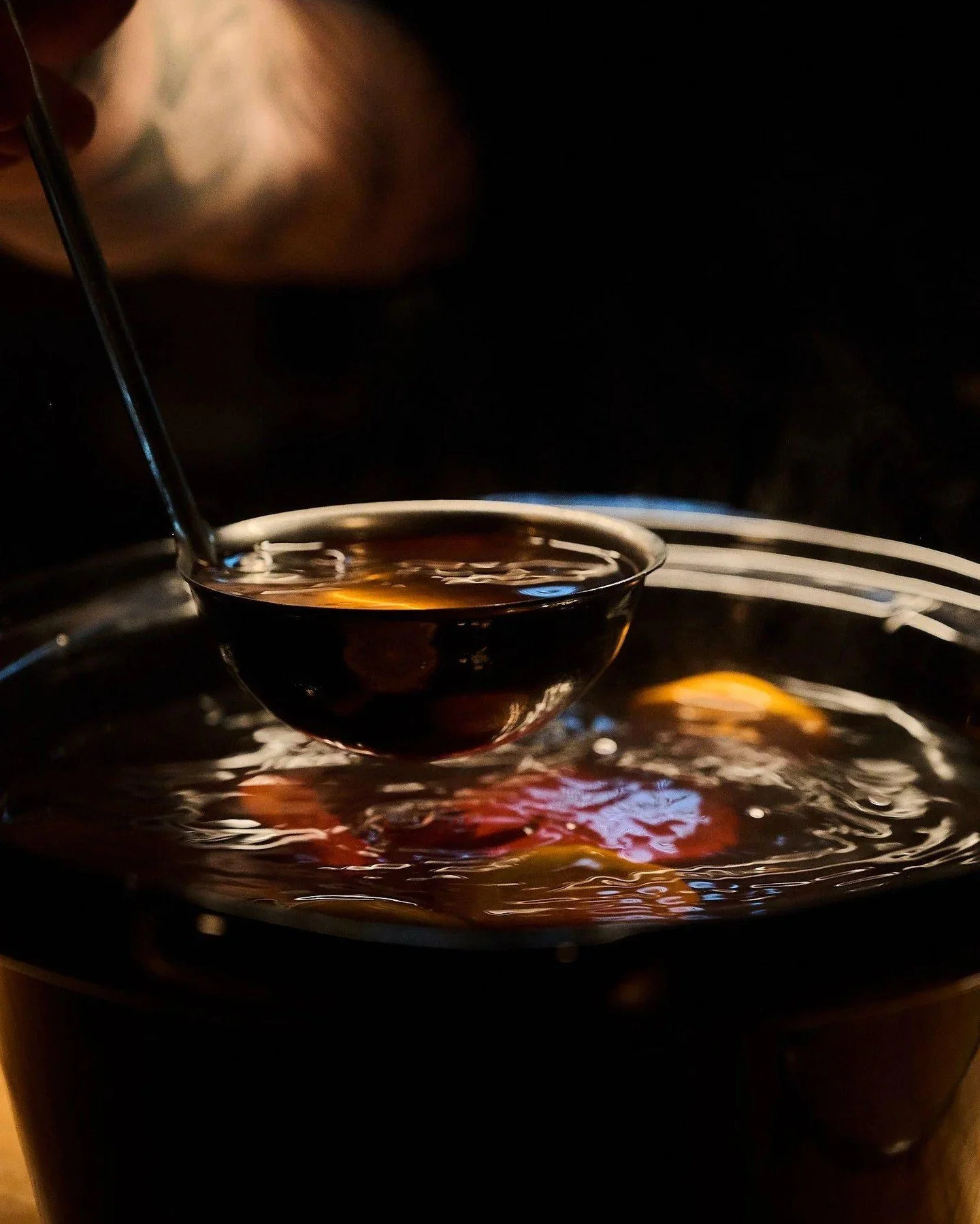 Il fait frette en tabarouette. 🥶
La solution? Un cidre chaud bien épicé, servi avec le sourire.

Passe te réchauffer chez MacTaverne —
ouvert midi et soir, tout le long des Fêtes.
Viens pour le cidre, reste pour le c