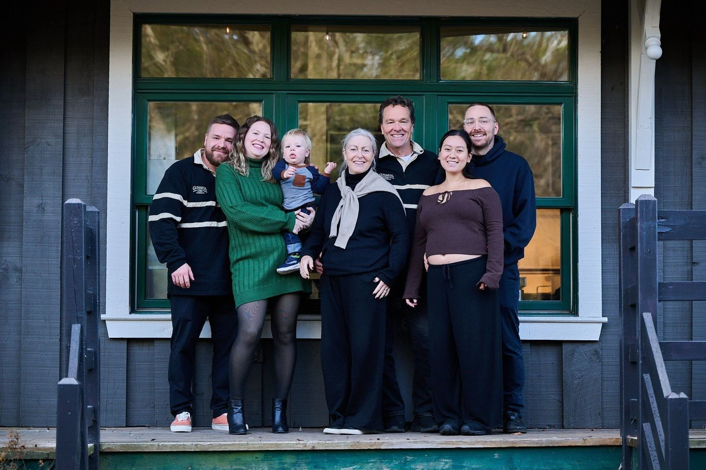 Ici, c&rsquo;est une maison avant d&rsquo;&ecirc;tre une adresse.

Des rires qui montent du pub, des histoires qui se croisent, des visages qu&rsquo;on reconna&icirc;t &mdash; m&ecirc;me la premi&egrave;re fois. Apr&egrave;s le dehors, on pousse la p