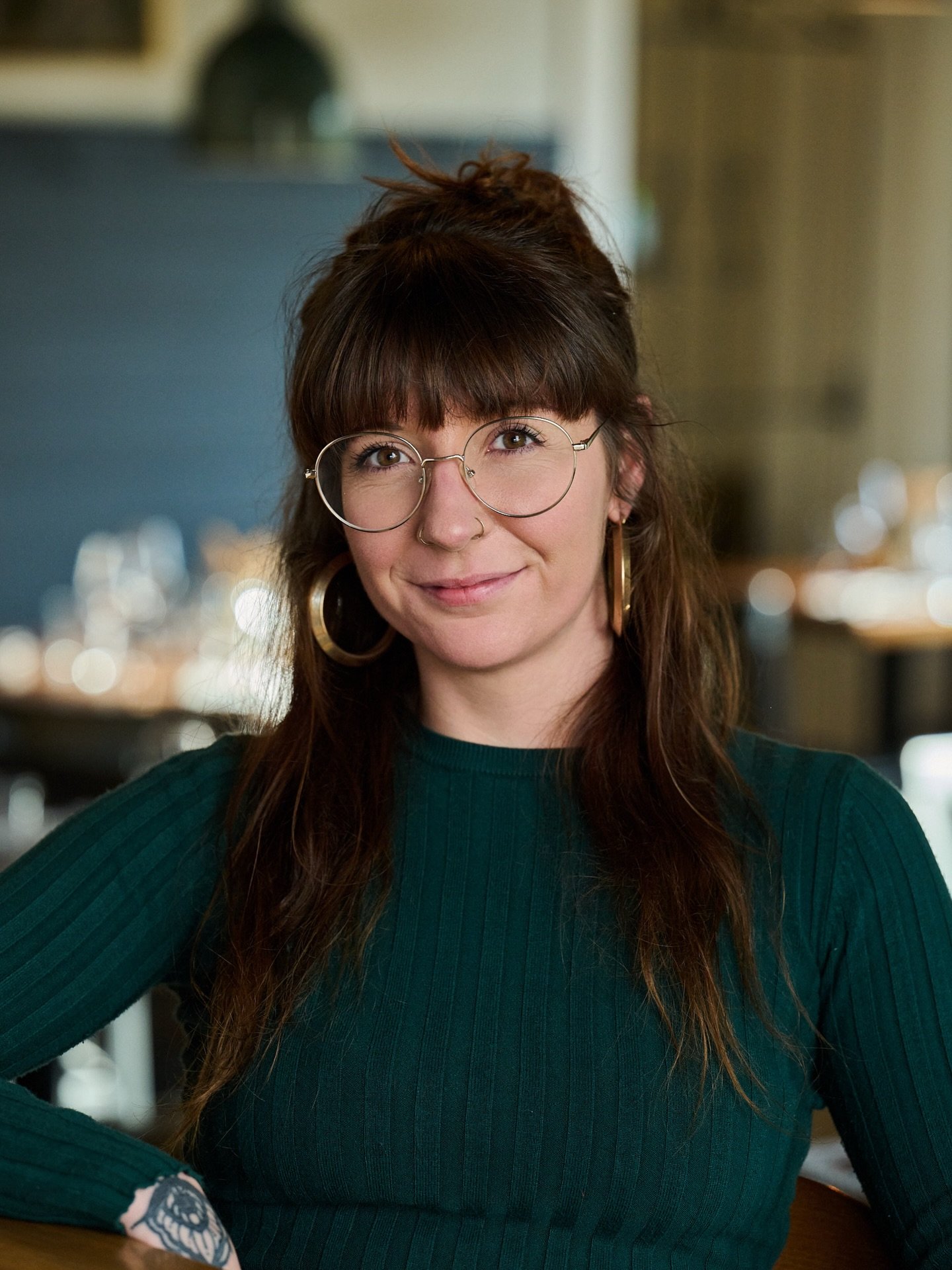 Les gens font l&rsquo;endroit.

&Agrave; la MacTaverne, Camille en est la preuve.
Maman de deux, pr&eacute;sence pr&eacute;cieuse, attentive, dr&ocirc;le et profond&eacute;ment humaine.

Elle fait tout &ccedil;a avec un calme naturel - mais derri&egr