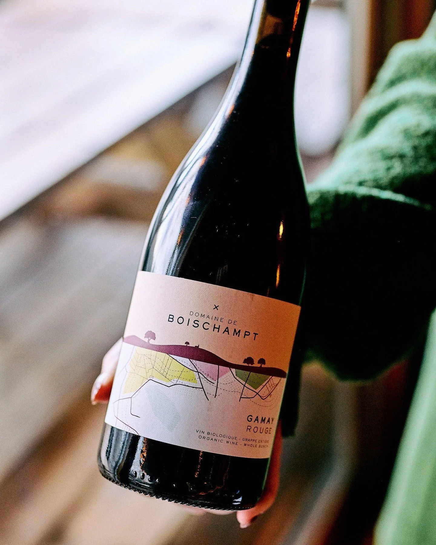 Pas juste une bouteille. Un choix de famille.

Chaque vin qu&rsquo;on ouvre a son histoire.
Parfois plus terrien, parfois plus lumineux mais toujours choisi avec soin, toujours pens&eacute; pour la table.

Passez nous voir et demandez ce qu&rsquo;on 