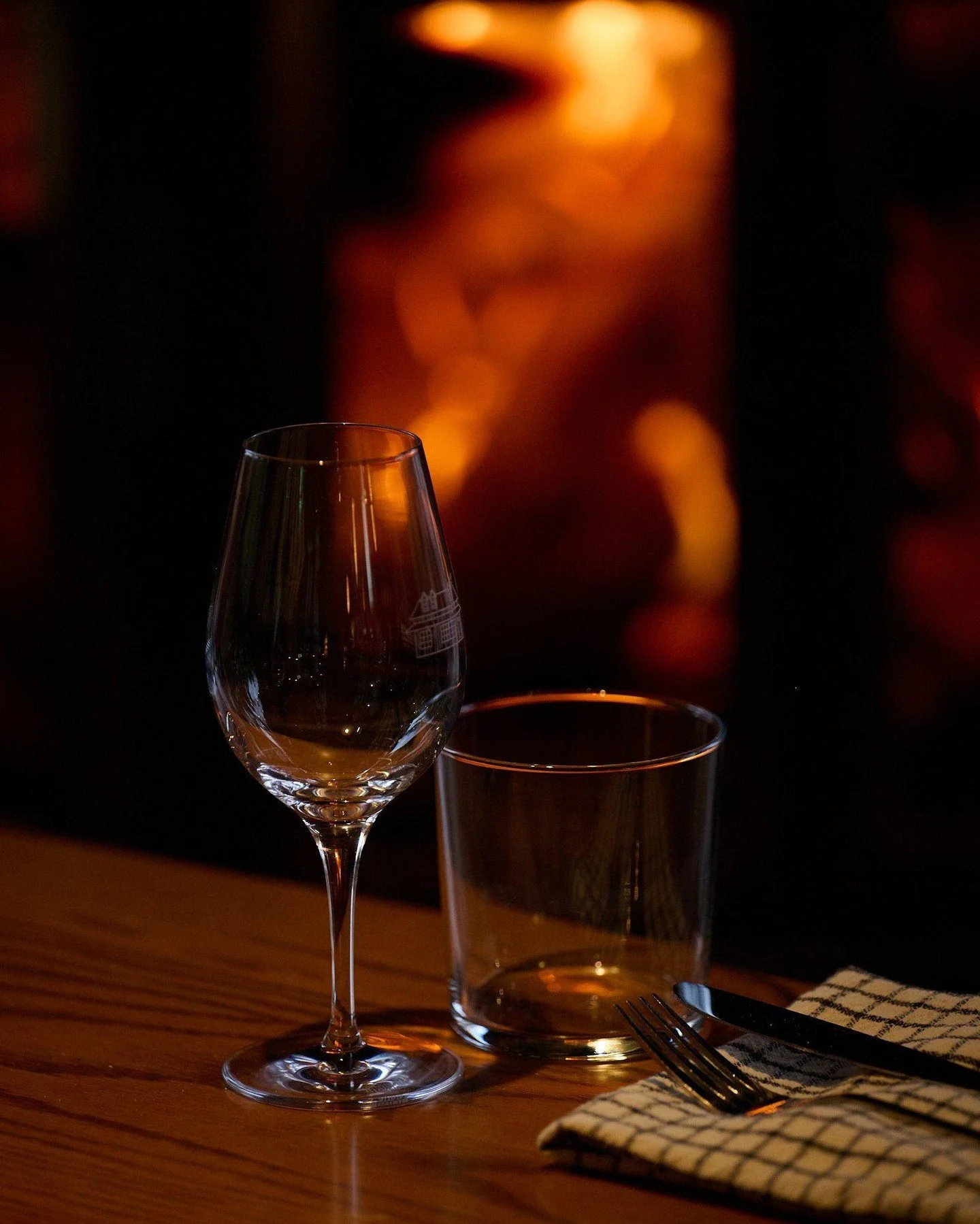 Bottes enlev&eacute;es. Histoires ouvertes. 🍷

Tout go&ucirc;te meilleur apr&egrave;s le sentier, une descente, une ride, une marche au grand air.

Faim? Soif? Envie d&rsquo;un doux dodo?

Venez comme vous &ecirc;tes. On garde &ccedil;a bien cozy.

