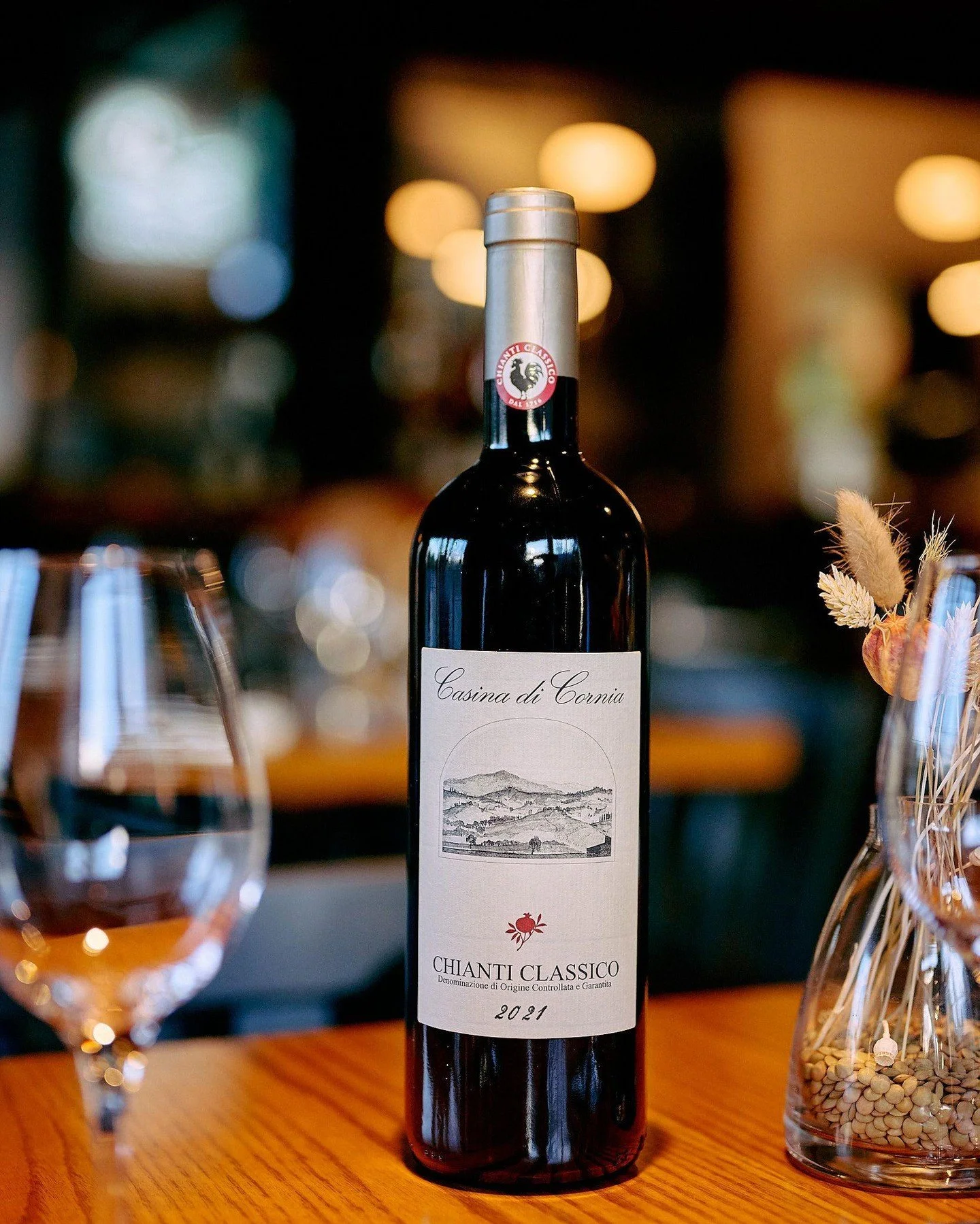 Printemps dans les Laurentides.
Bouteille d&eacute;bouch&eacute;e.

Ce soir: Chianti Classico &mdash;
un rouge italien qui adore un bon burger ou un steak partag&eacute;.

Une gorg&eacute;e, une bouch&eacute;e&hellip;
et la soir&eacute;e prend son ry