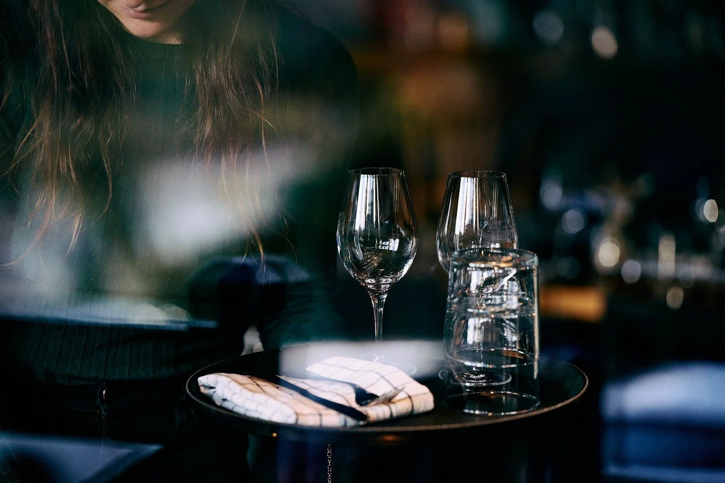 Les tables sont dress&eacute;es.
Les verres sont pr&ecirc;ts.

Il ne manque plus que vous.

R&eacute;servez votre table ou votre chambre &mdash;
mactaverne.ca 🍷

⸻

The tables are set.
The glasses are ready.

All that&rsquo;s missing is you.

Reserv