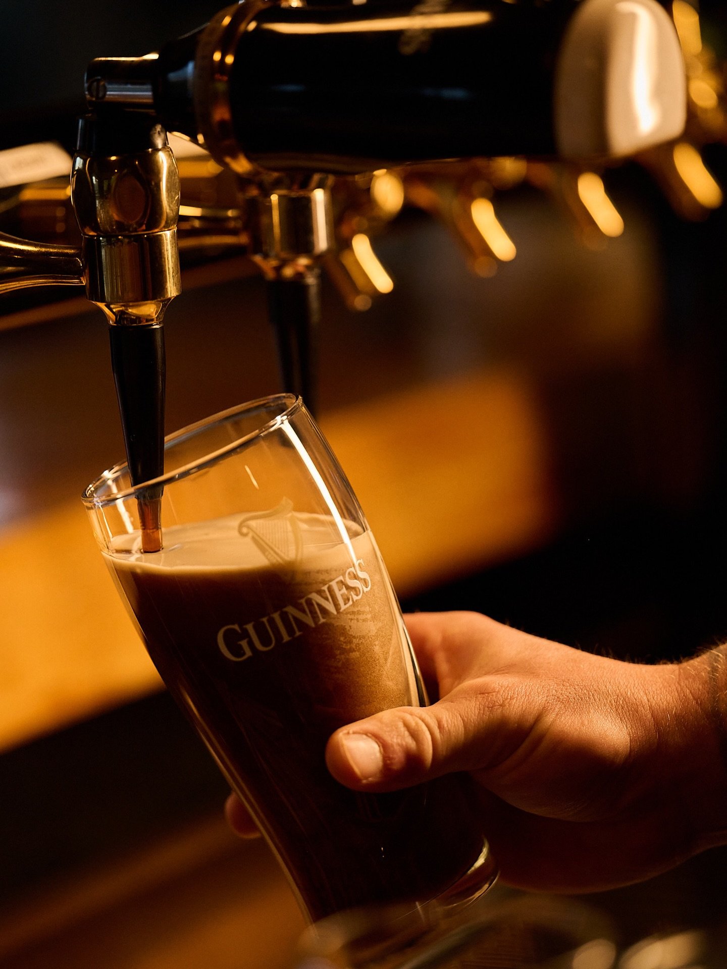 De Dublin &agrave; Val-David. 🍀
Chez nous, la Guinness, c&rsquo;est du s&eacute;rieux.

Gaz adapt&eacute;. Temp&eacute;rature pr&eacute;cise.
Chaque pinte est tir&eacute;e lentement, comme il se doit.

Pas de raccourcis, juste du respect pour la tra