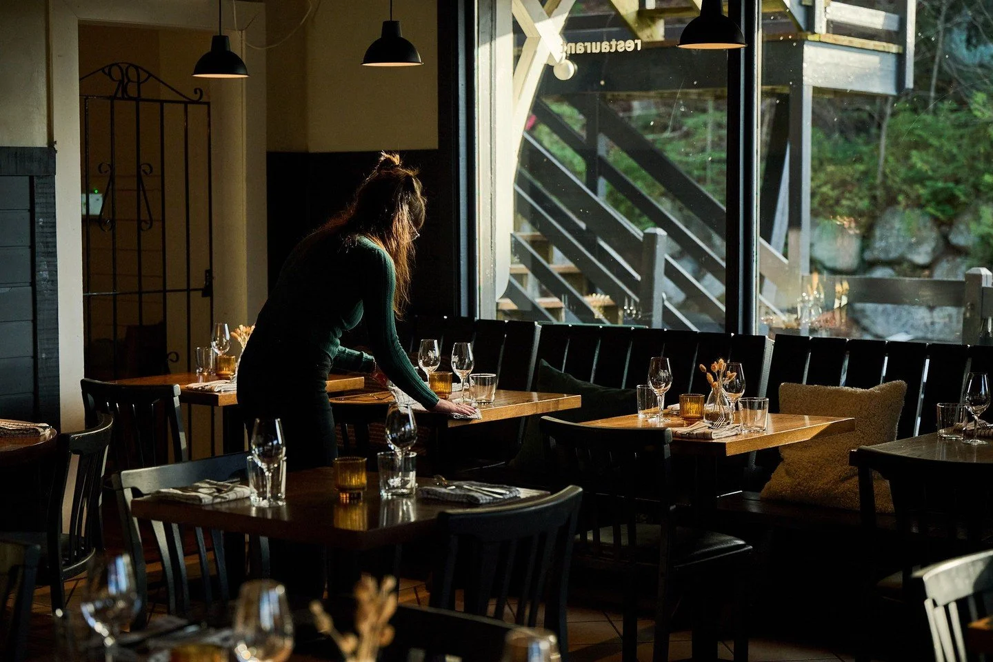 Les tables sont pr&ecirc;tes.
Les bi&egrave;res t&rsquo;attendent au froid.

Il manque juste toi.

- 

Tables are ready.
Beers are waiting in the walk-in.

All we&rsquo;re missing is you.