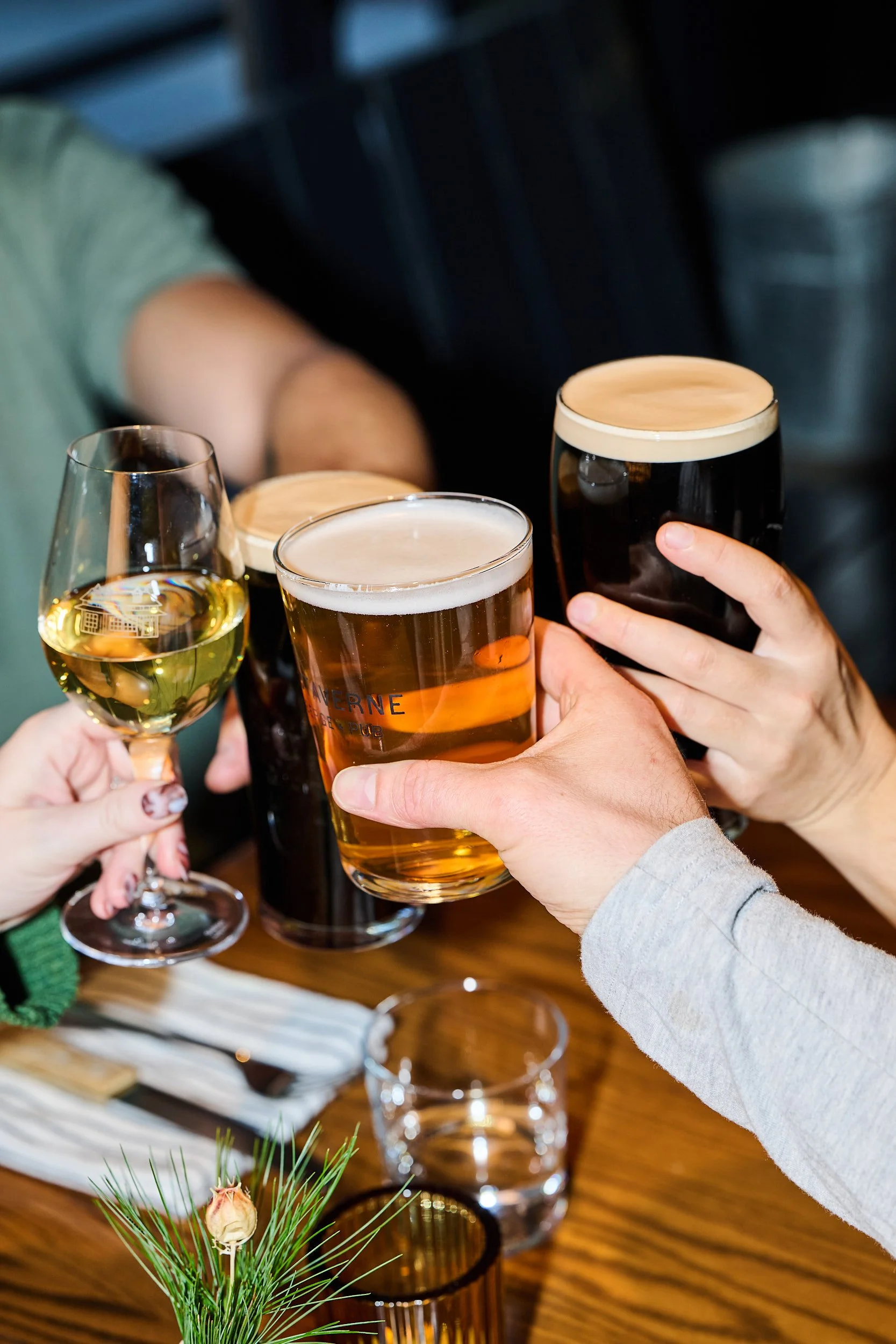 Des gens trinquant avec des verres à vin