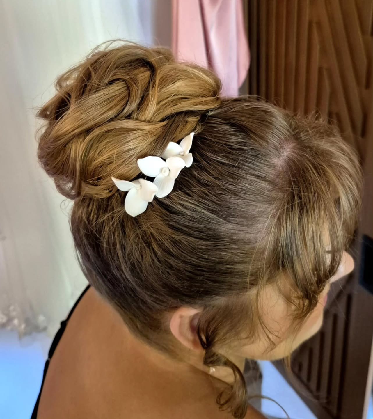 Effortless high bun with some texture to add to that tropical vibe 🌴
Beautiful hairstyle by Zlata

#fijimakeupartist #fijibride #FijiWedding #weddingguesthair #WeddingGlam #WeddingHairInspo #weddingfiji #weddinghair #idofiji #gettingmarriedinfiji #f