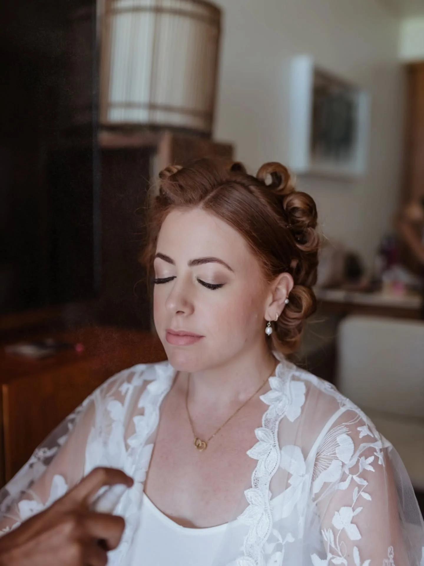 Our beautiful bride, Ashleigh.  Glowing at the Hilton with her bridal team 🤍 Soft waves and soft glam makeup for the perfect bridal look.

Hair by Punam 
Makeup by Manshita 

@capturedbychloeflorence @ashdragex and @nailsbyashleighj