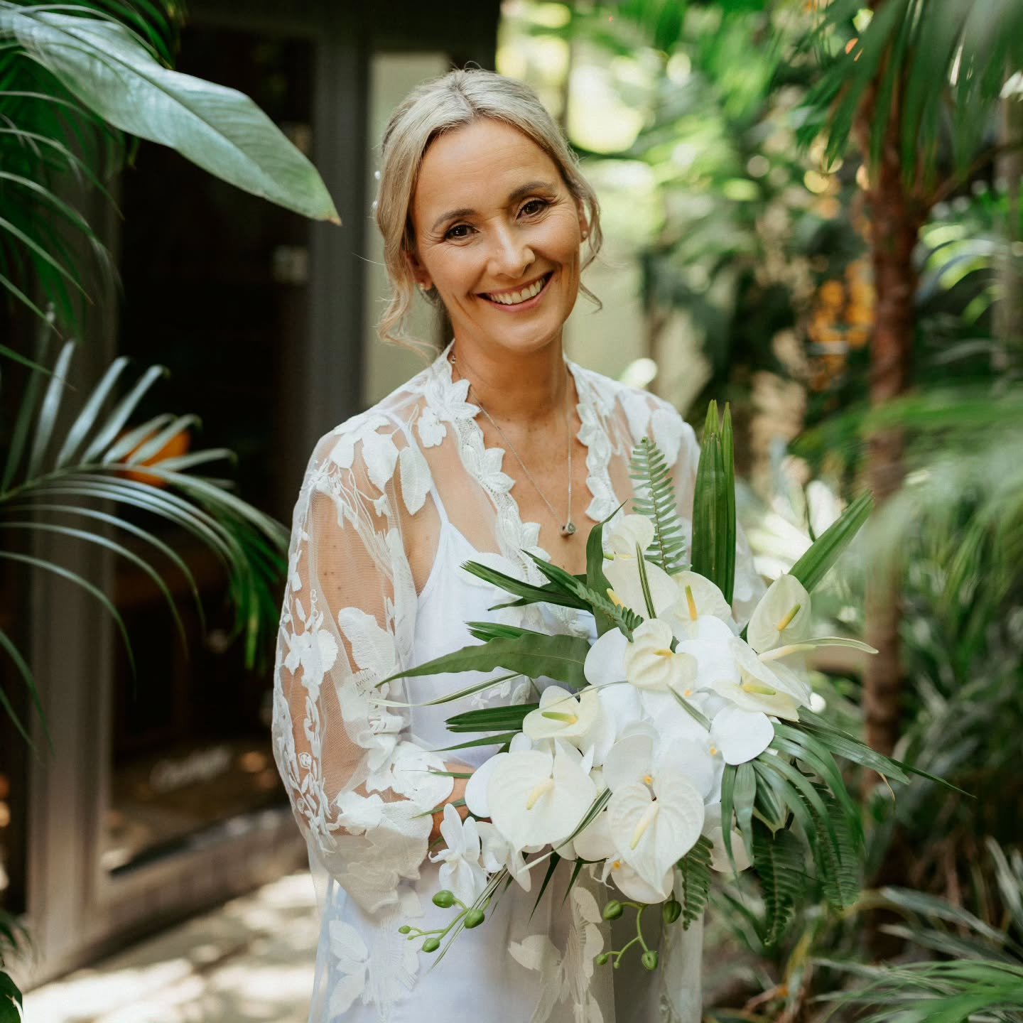 Hair and Makeup for our stunning bride Michelle at the @interconfiji 

Makeup: Rani
Hair: Leanne
Photography: @eternaweddingsfiji 

#fijimakeupartist #fijihairstylist #FijiWedding #totokahairandbeauty #hairstylistfiji