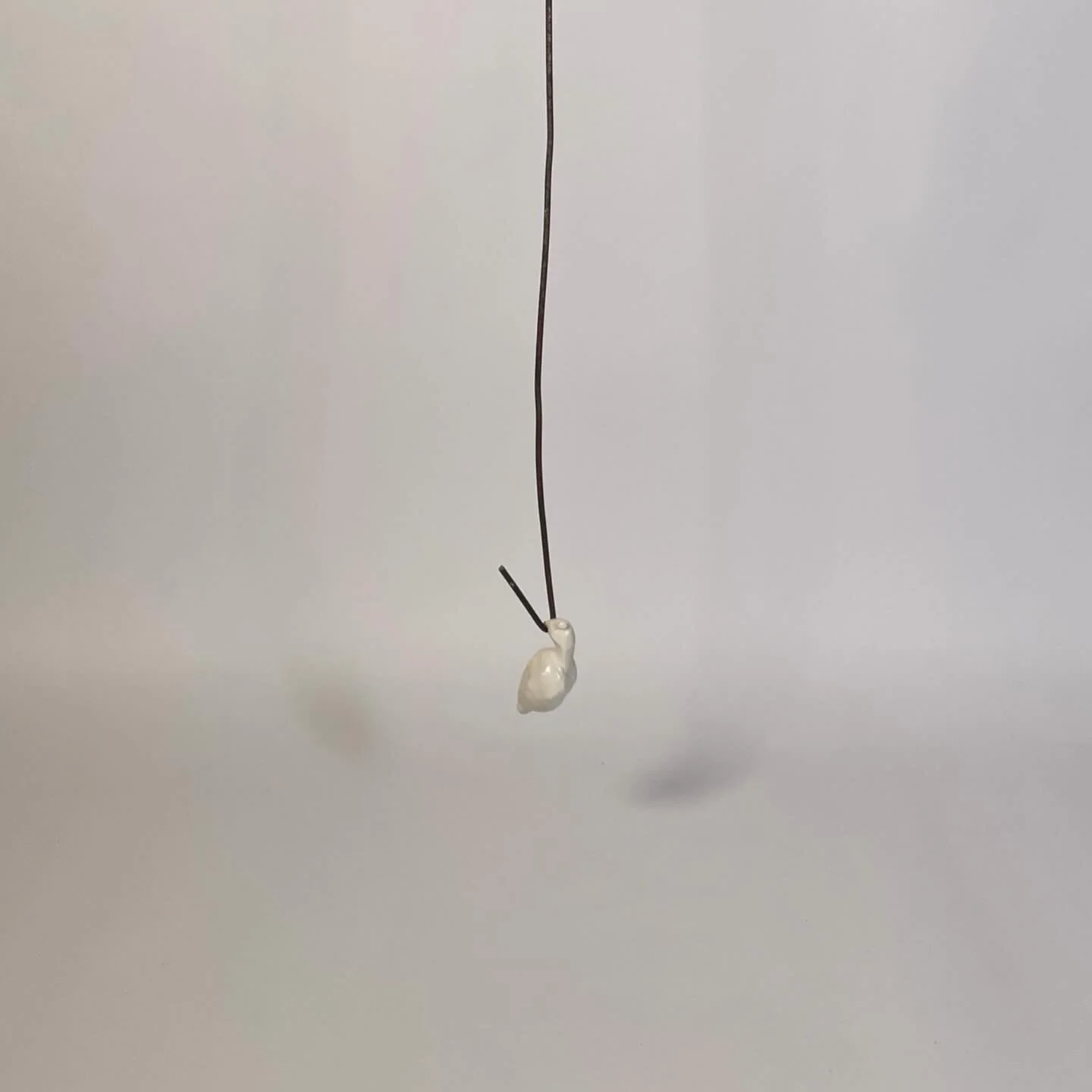 Sleeping bird 

Wire, porcelain, glaze 

Bird 6 x 3 cm